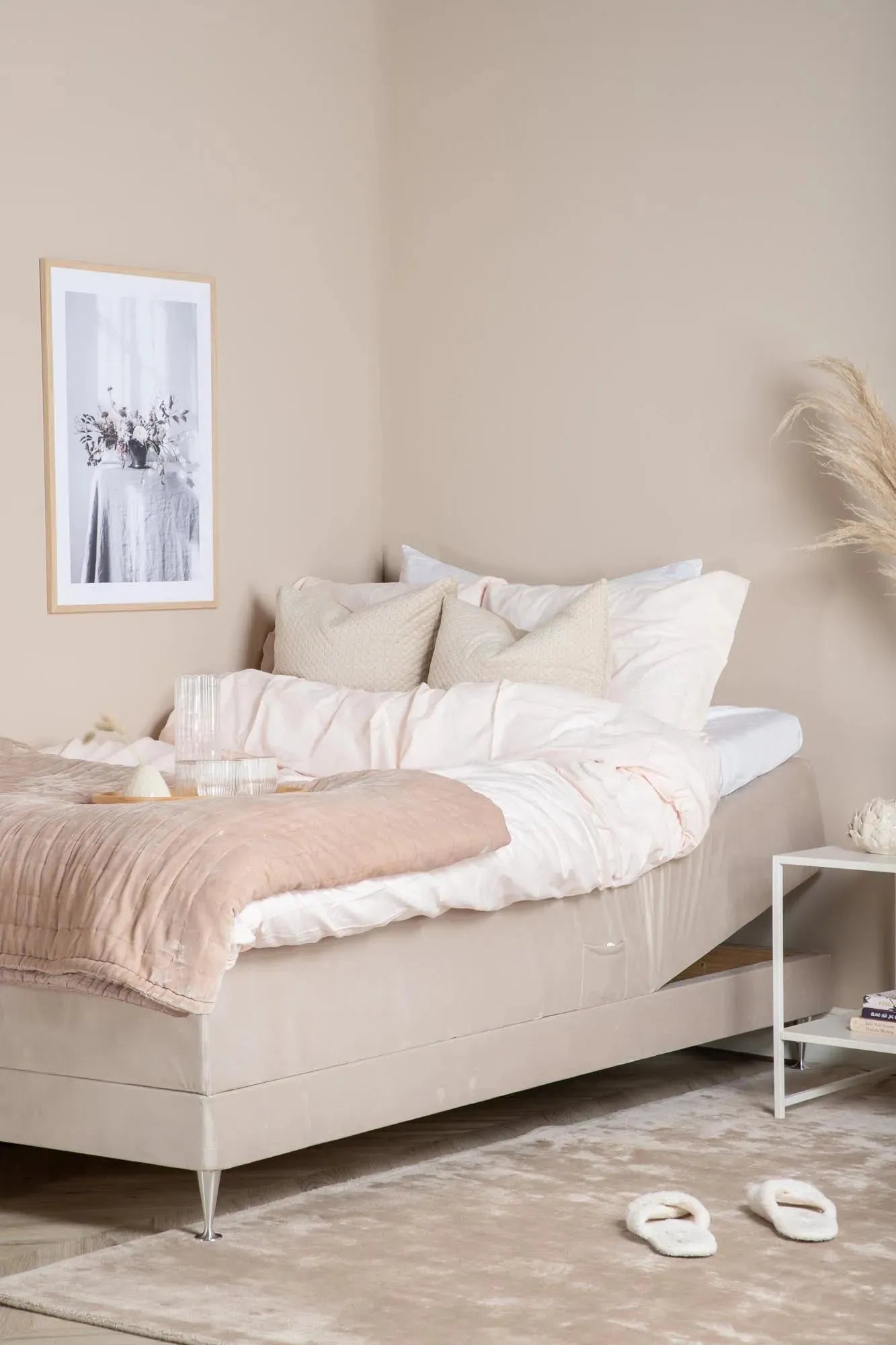 Vansbro Bett in Beige präsentiert im Onlineshop von KAQTU Design AG. Bett ist von Venture Home