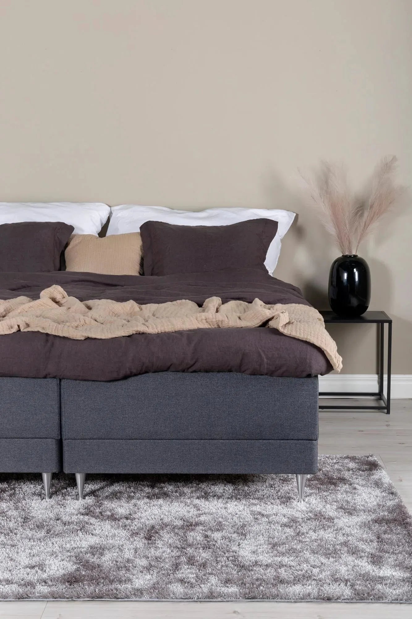 Vansbro Bett in Beige präsentiert im Onlineshop von KAQTU Design AG. Bett ist von Venture Home