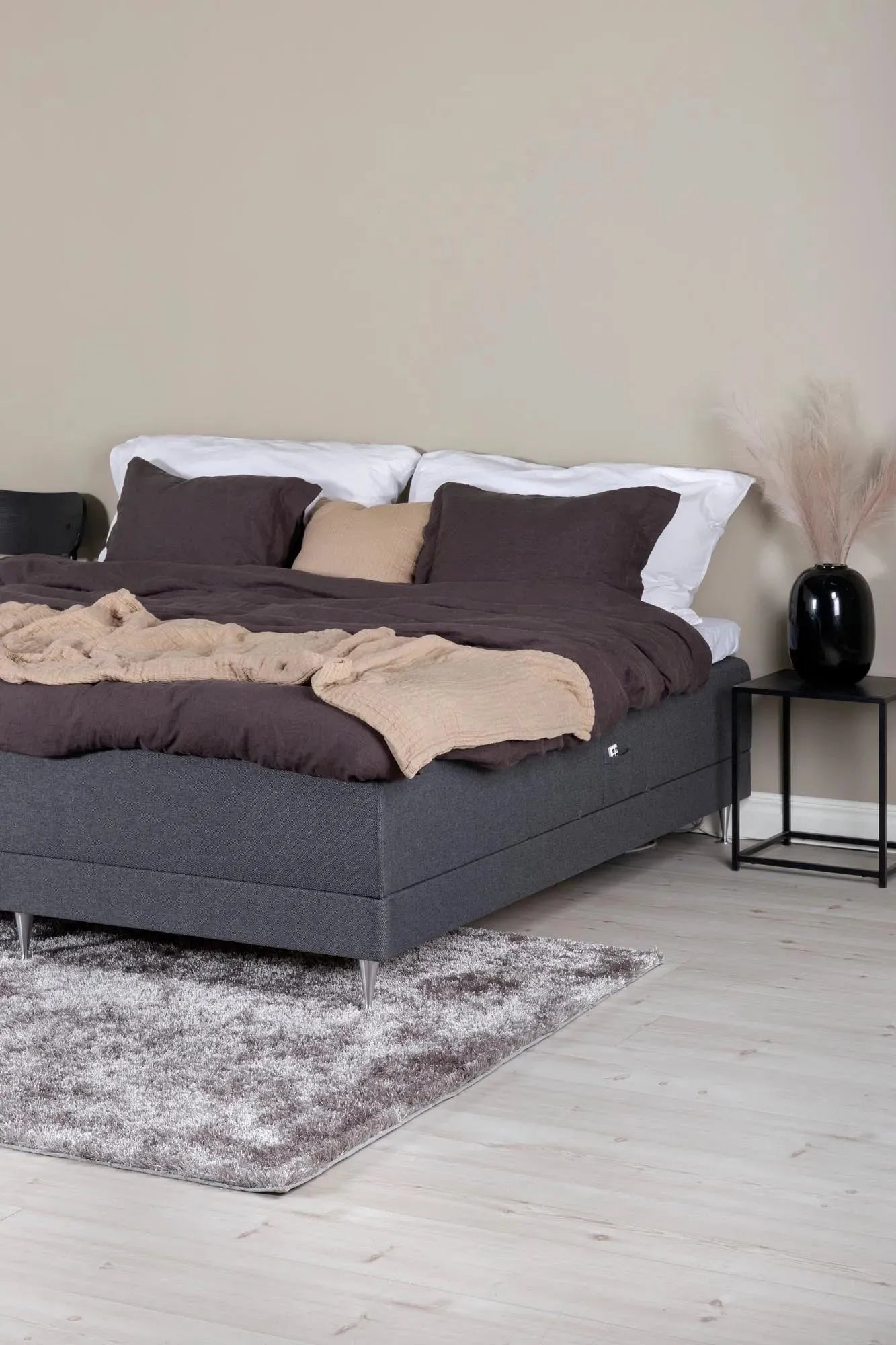 Vansbro Bett in Beige präsentiert im Onlineshop von KAQTU Design AG. Bett ist von Venture Home