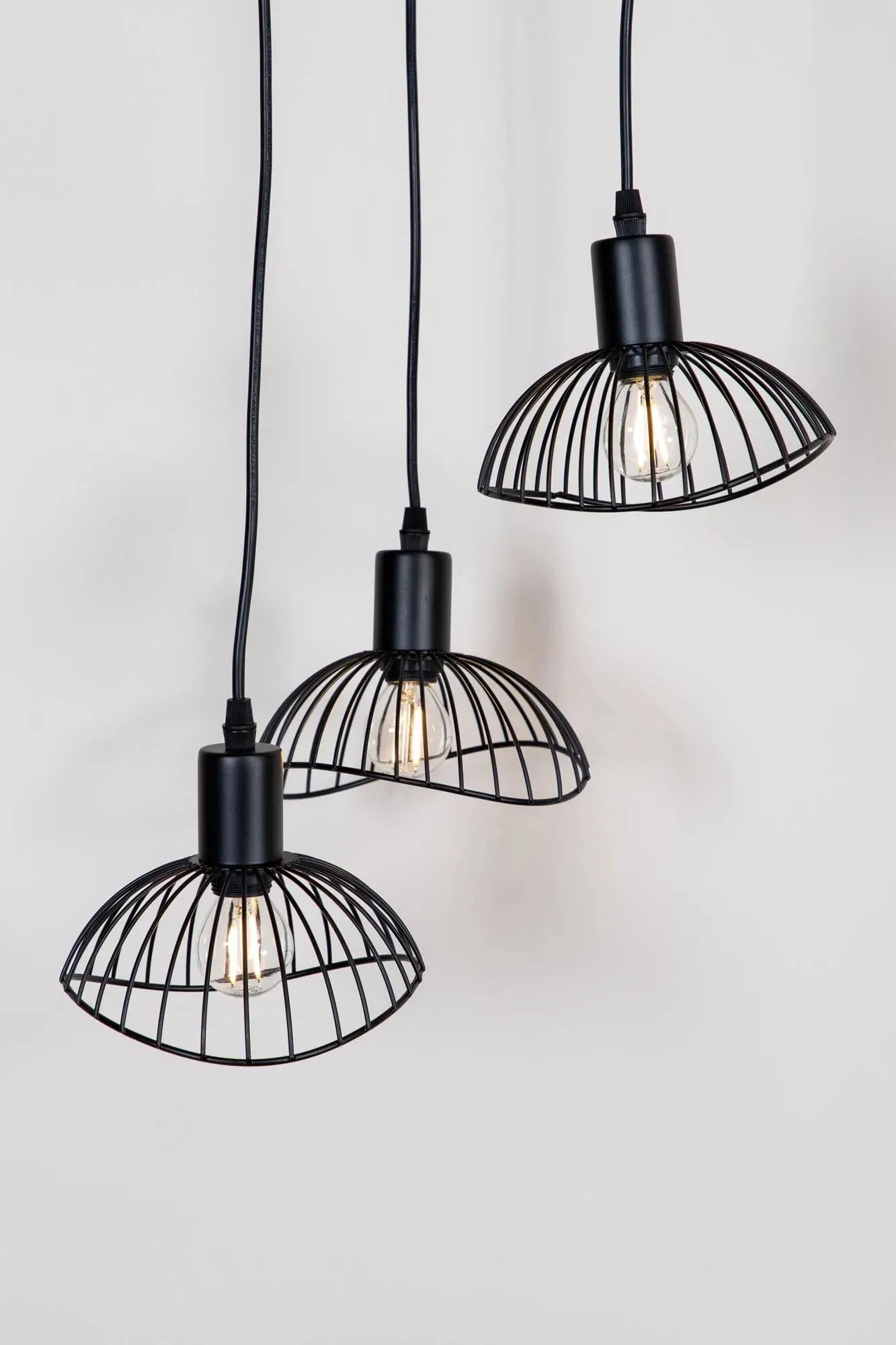 Elsa Pendelleuchte in Schwarz präsentiert im Onlineshop von KAQTU Design AG. Pendelleuchte ist von Venture Home