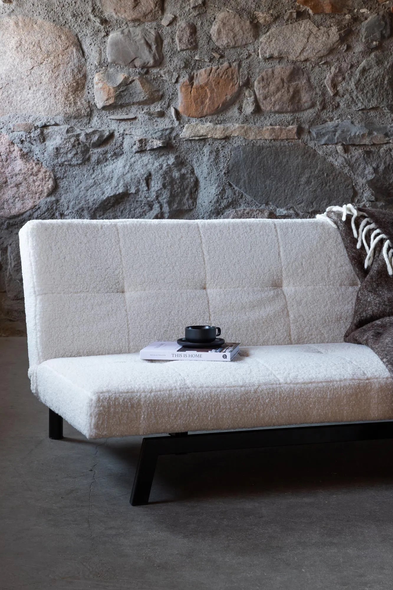 Bodil Sofa: Eleganz und Komfort für Ihr stilvolles Wohnzimmer.