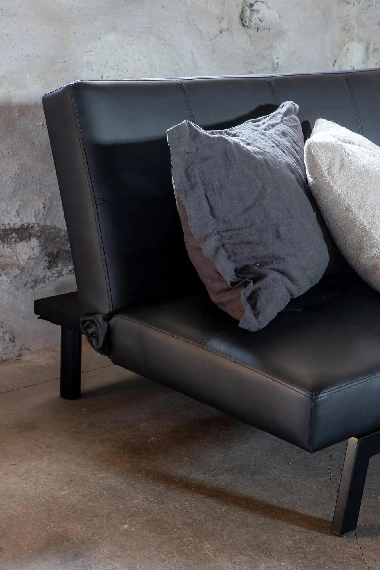 Bodil Sofa: Modernes Design trifft auf luxuriösen Sitzkomfort.