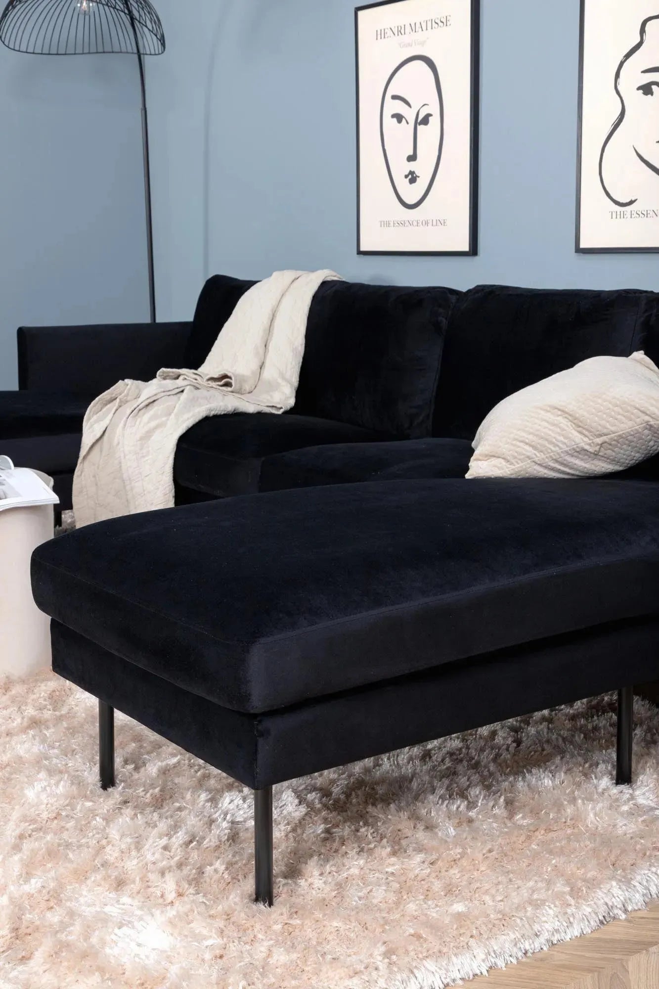 Elegantes Zoom U-Sofa von Venture Home: Grauer Samt, modernes Design, Komfort und Stil für Ihr Wohnzimmer.