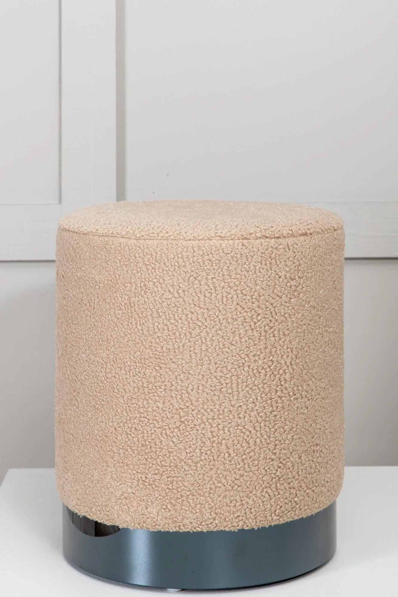 Benji Ottoman: Vielseitiger Pouf in Beige für modernes Wohnen.