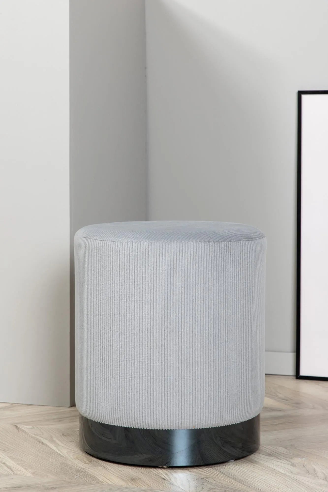 Benji Ottoman: Stilvoller Pouf in Beige für zeitlose Eleganz.