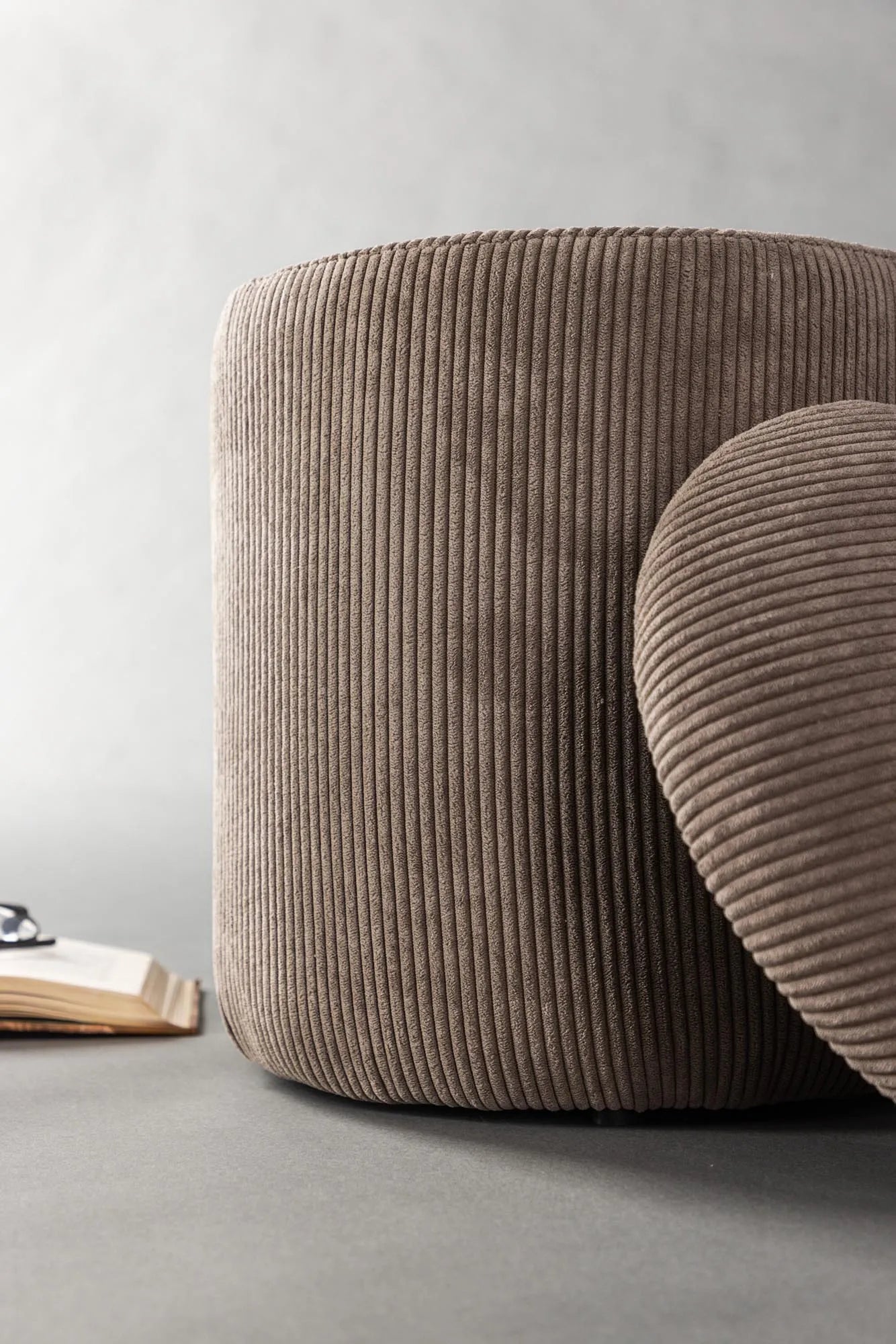 Eleganter Limpen Pouf aus Leinen, vielseitig und modern von Venture Home.