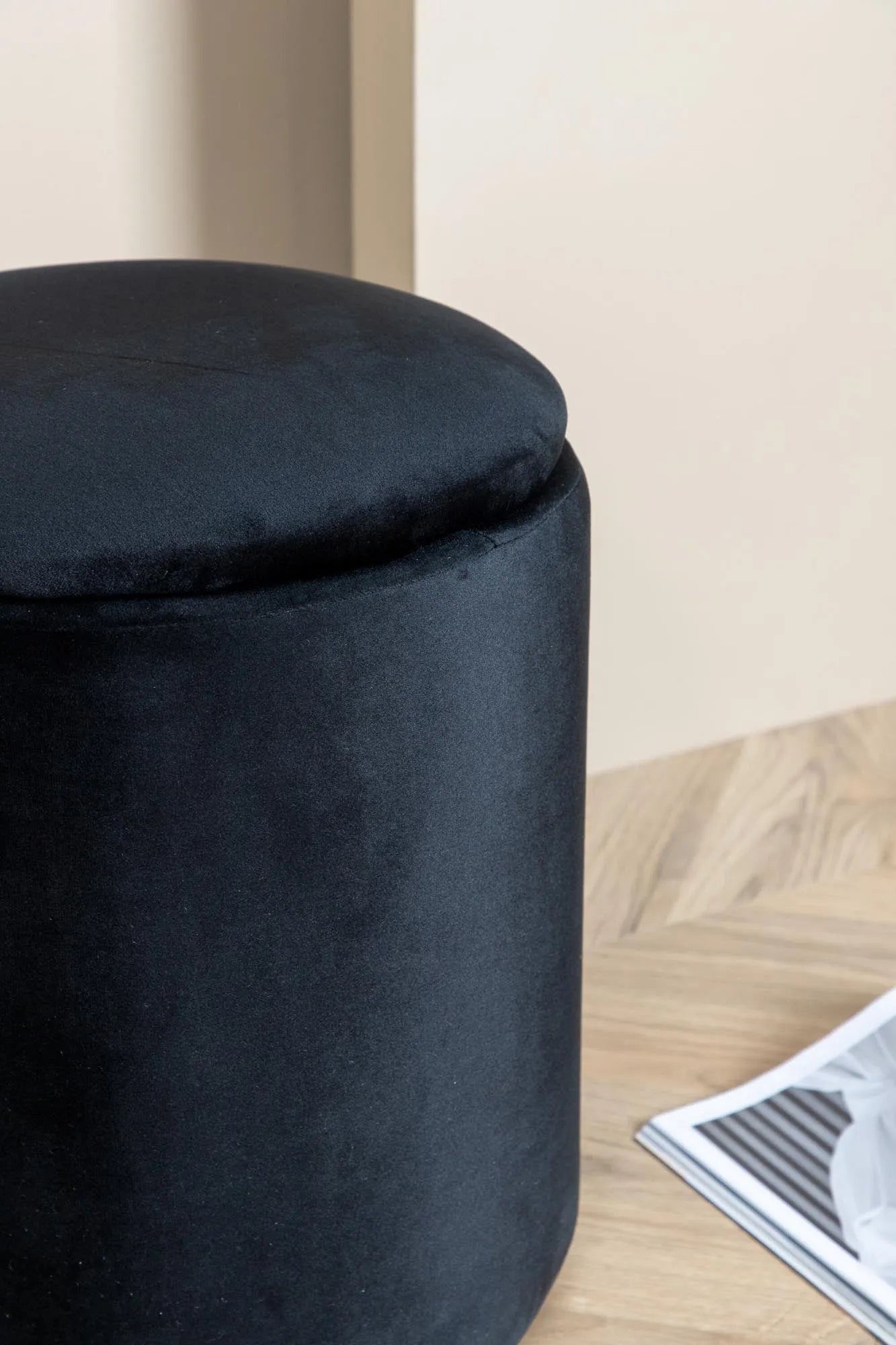 Eleganter Limpen Ottoman von Venture Home für zeitlose Eleganz.