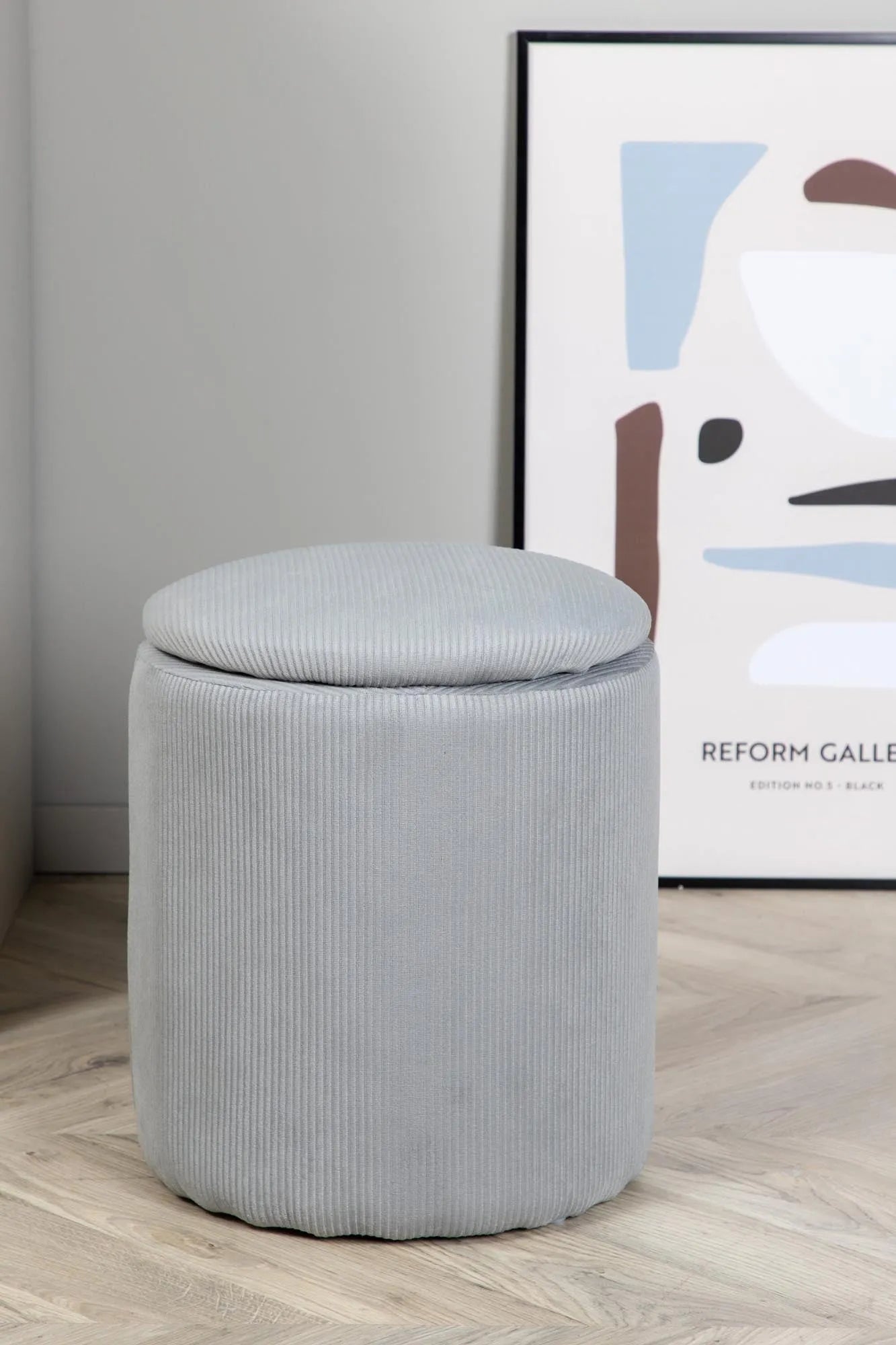 Stilvoller Limpen Pouf von Venture Home für modernes Wohnen.