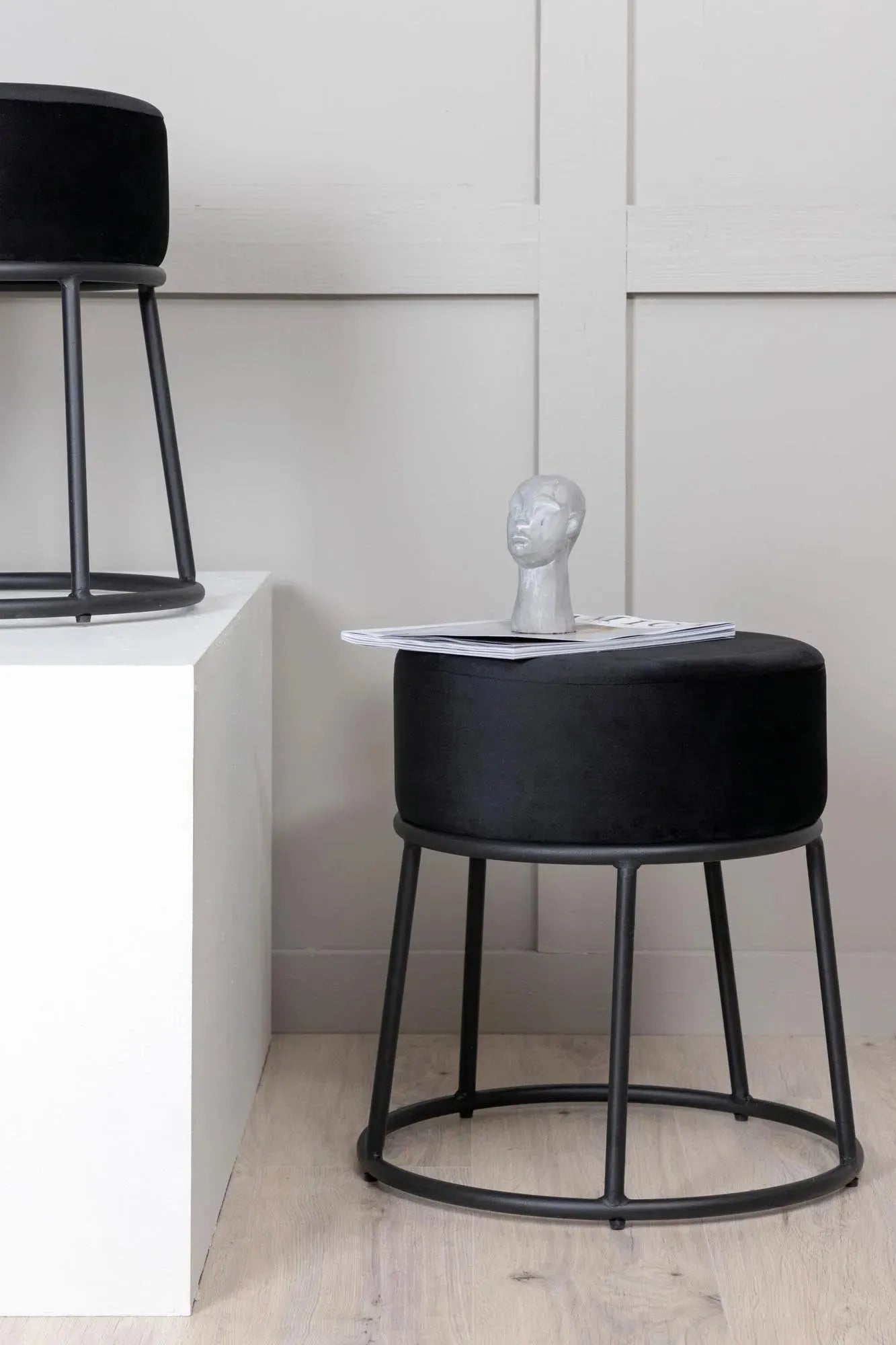 Petra Ottoman / Pouf in Schwarz präsentiert im Onlineshop von KAQTU Design AG. Pouf ist von Venture Home