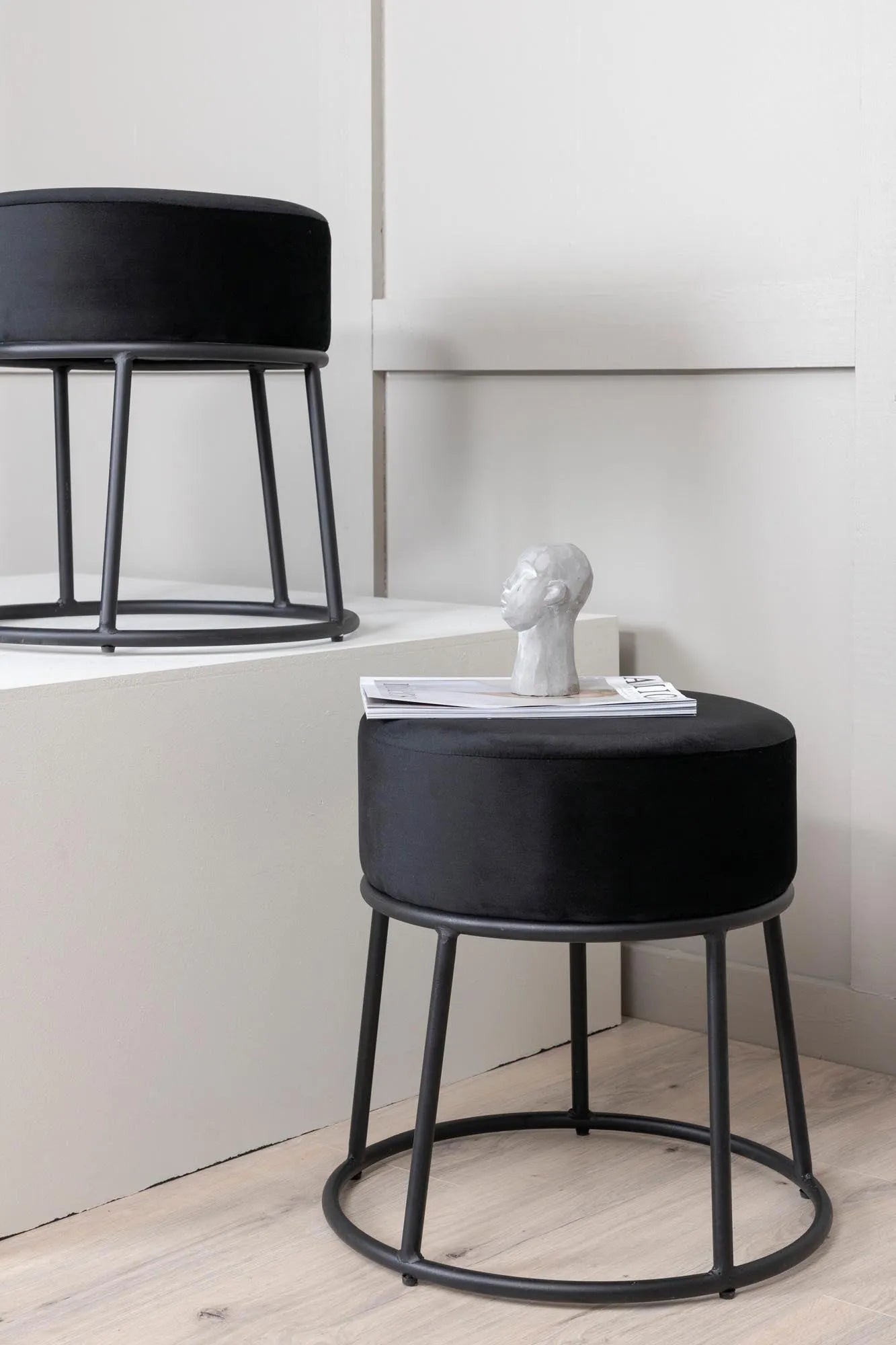 Petra Ottoman / Pouf in Schwarz präsentiert im Onlineshop von KAQTU Design AG. Pouf ist von Venture Home