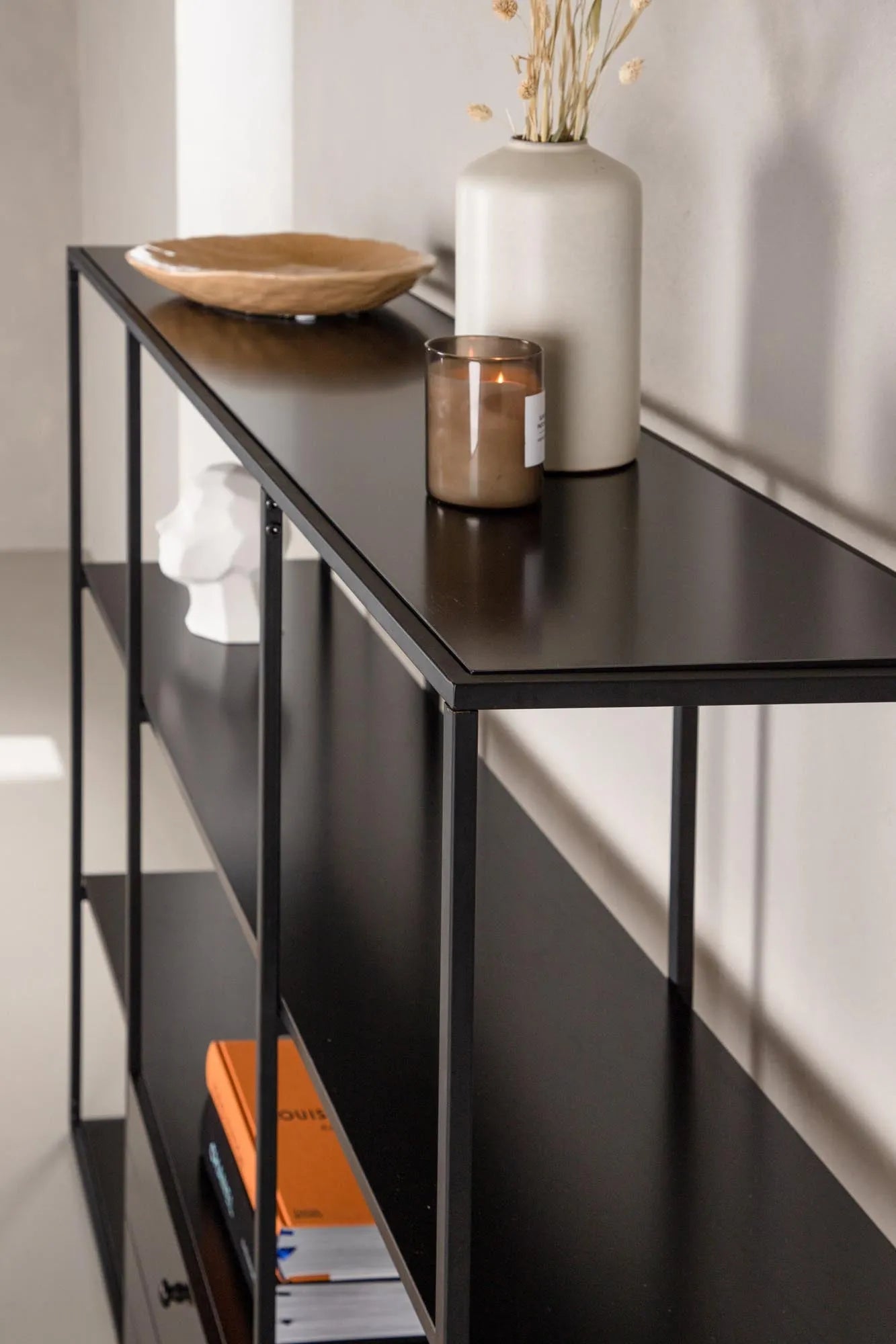 Eleganter Amaraillo Schrank von Venture Home in edlem Schwarz.