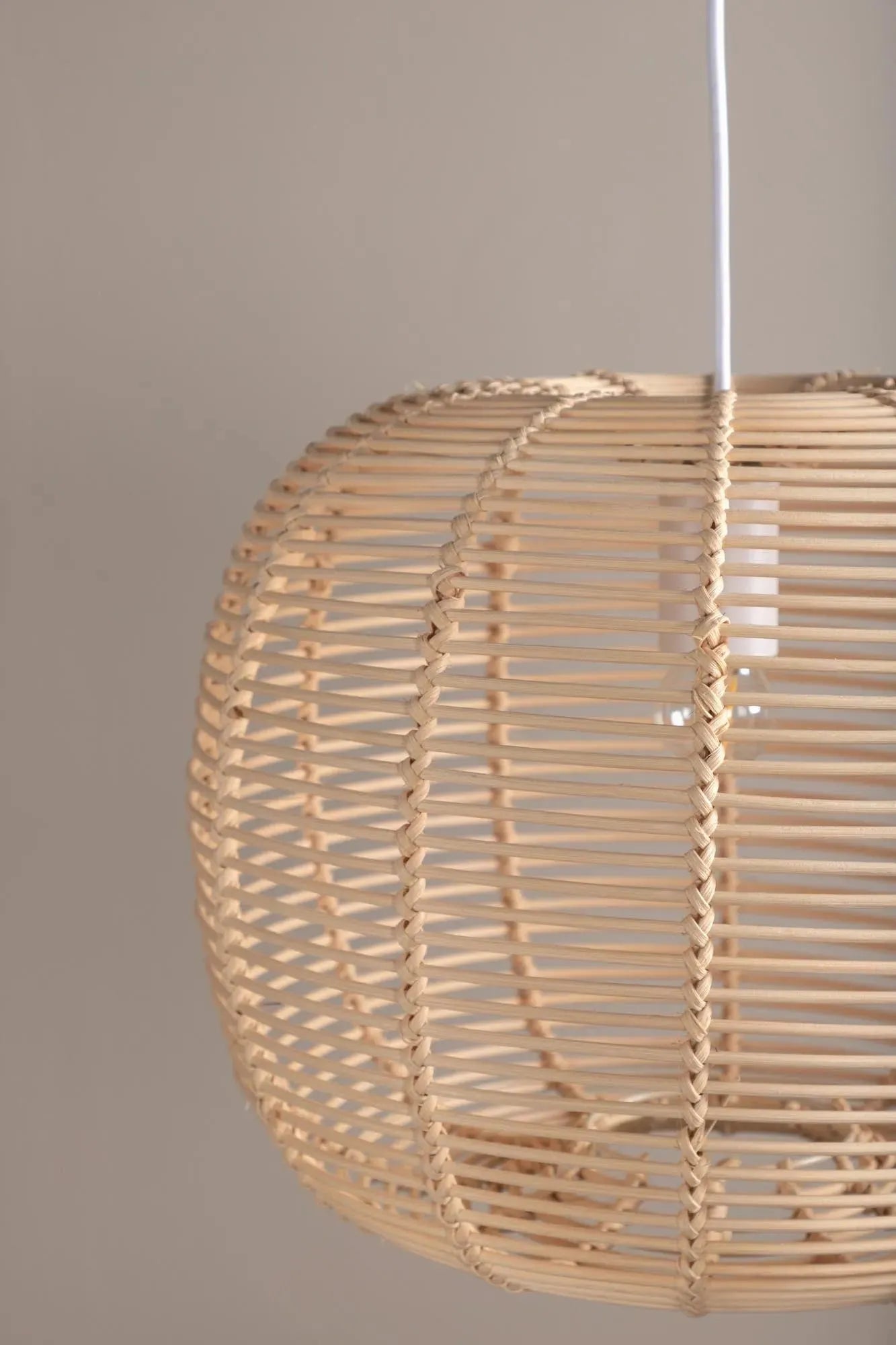 Die Fence Pendelleuchte von Venture Home: Elegantes Rattan-Design, das warmes Licht und zeitlose Ästhetik in Ihr Zuhause bringt.