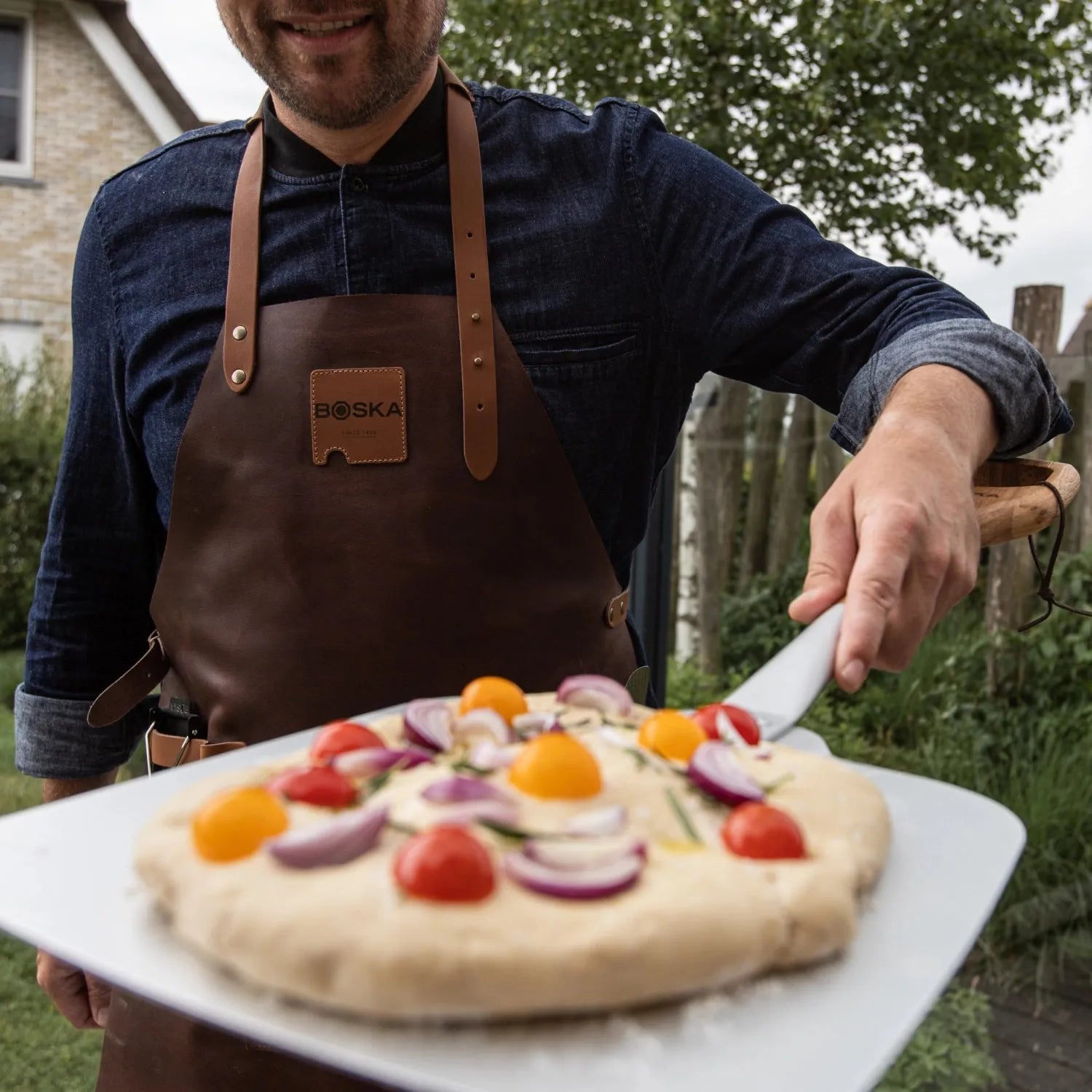 Elegante Pizzaschaufel: Aluminium mit robustem Eichenholzgriff.