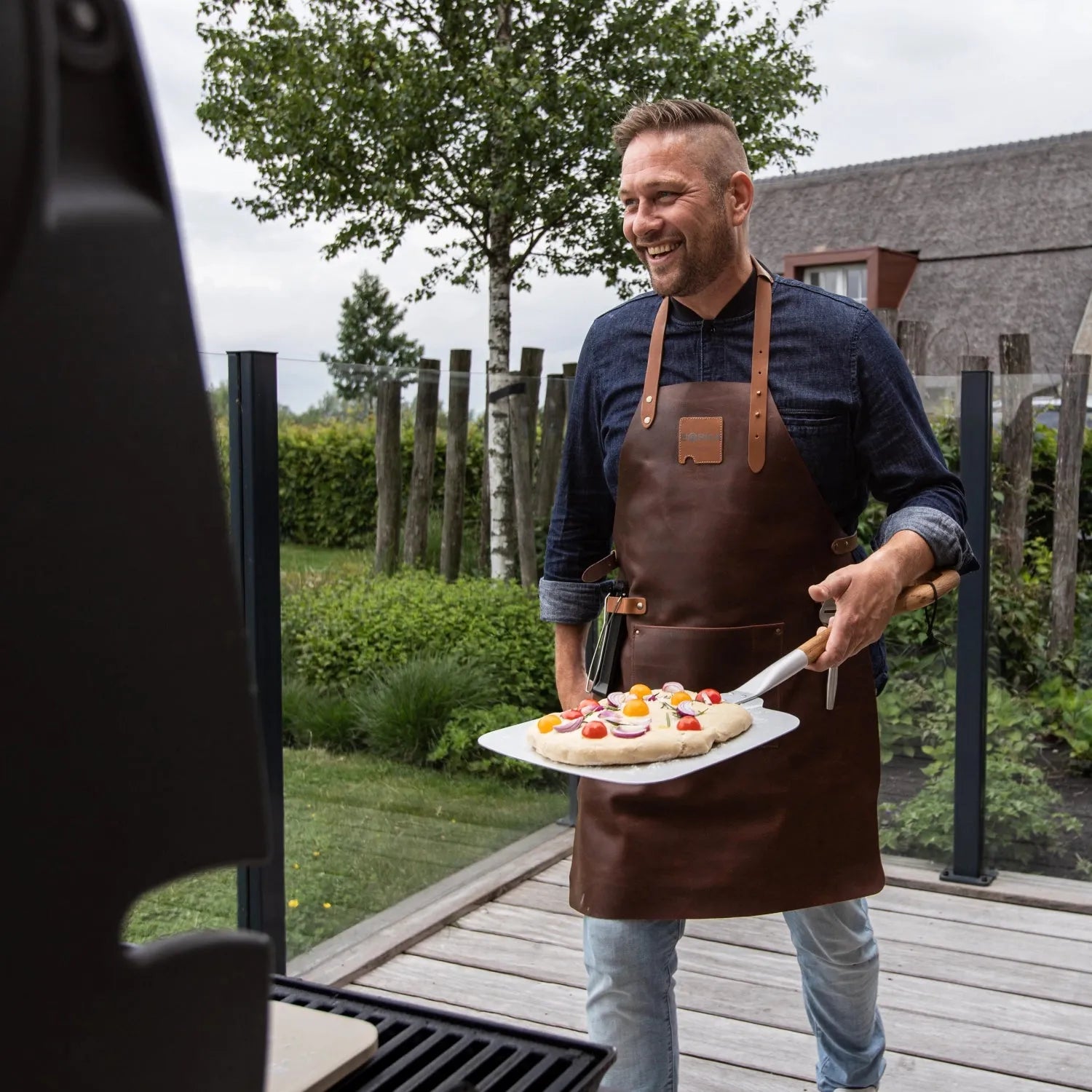 Stilvolle Pizzaschaufel: Aluminium mit langlebigem Eichenholzgriff.