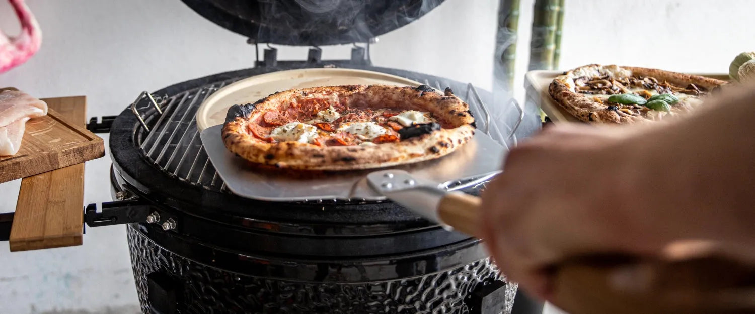 Hochwertige Pizzaschaufel aus Aluminium mit edlem Eichenholzgriff.