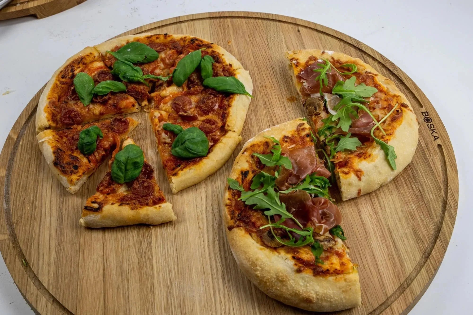 Stilvolles Eichenbrett für große Pizzen und mehr – ideal für Genießer.