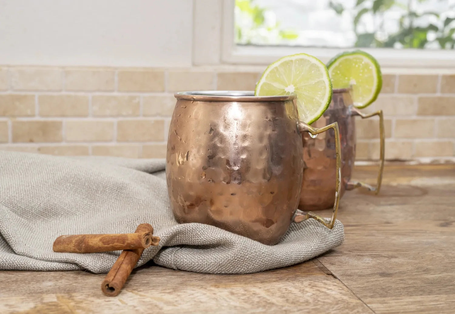 Stilvoller gehämmerter Kupferbecher für Moscow Mule, 45 cl, 8.5x10 cm.