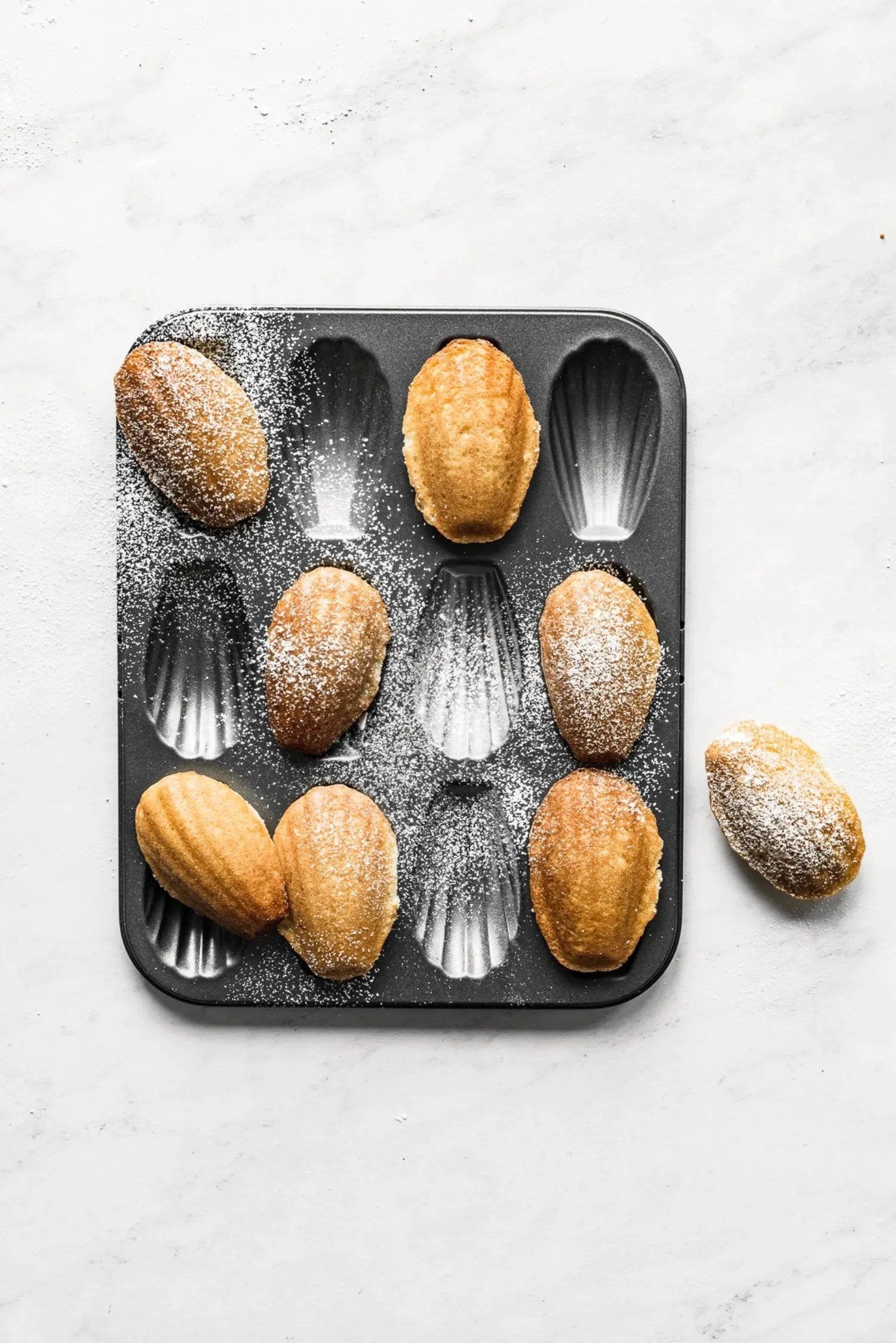 Perfektes Madeleine-Backblech 26x20cm von de Buyer für 12 Stück.