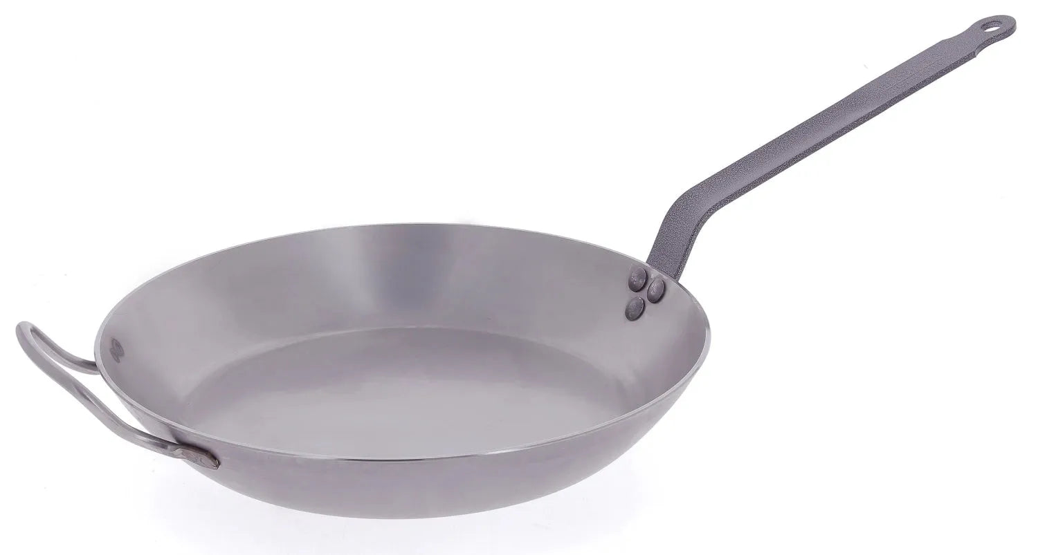 Die CARBONE PLUS Lyonnaise Bratpfanne Ø 32cm von de Buyer bietet exzellente Wärmeleitfähigkeit, robuste Bauweise und ist ideal für Induktion.