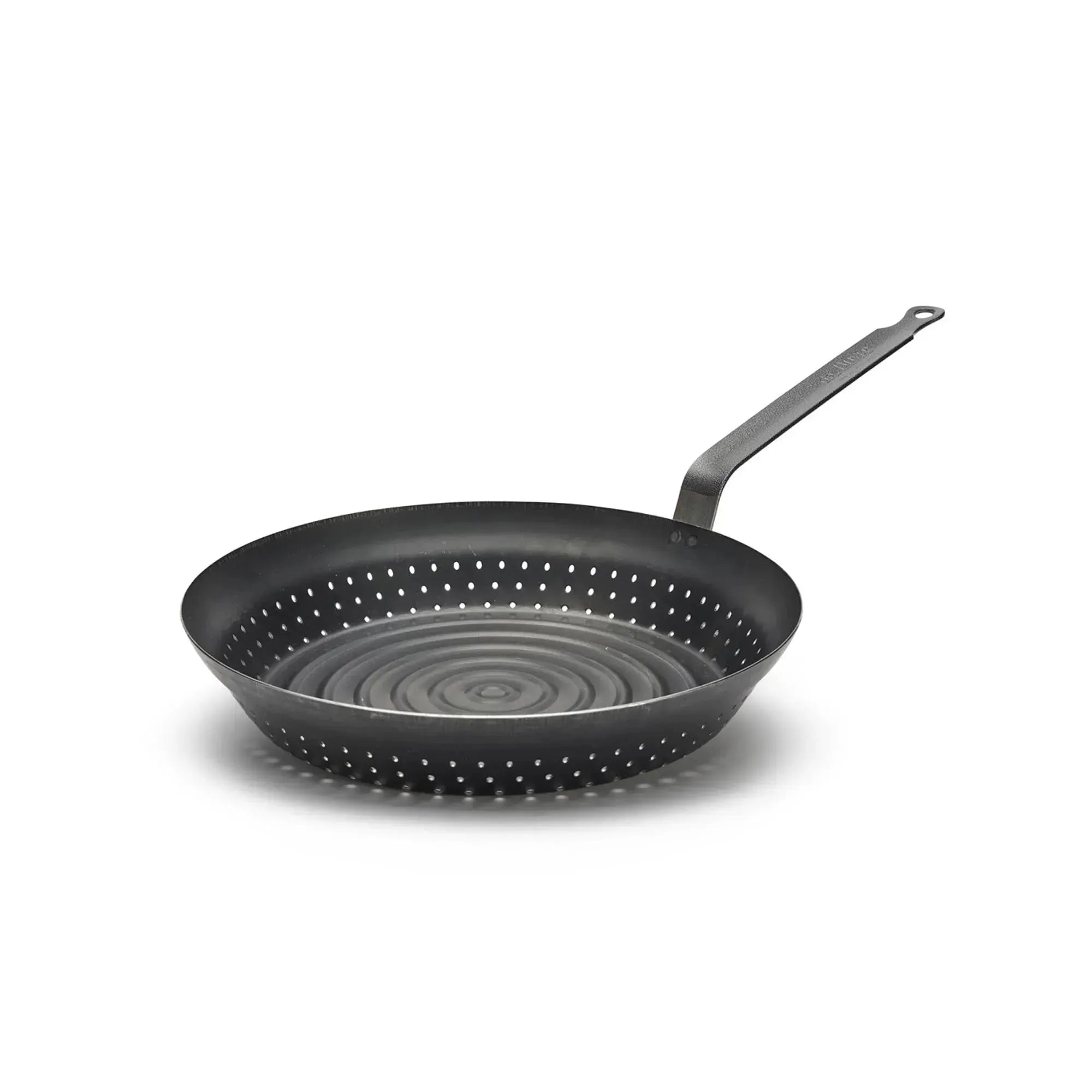 Robuste Marronipfanne Ø 28cm aus Eisen, ideal für Outdoor-Kochen. Perfekte Wärmeverteilung, seitlich gelocht, leicht transportierbar.