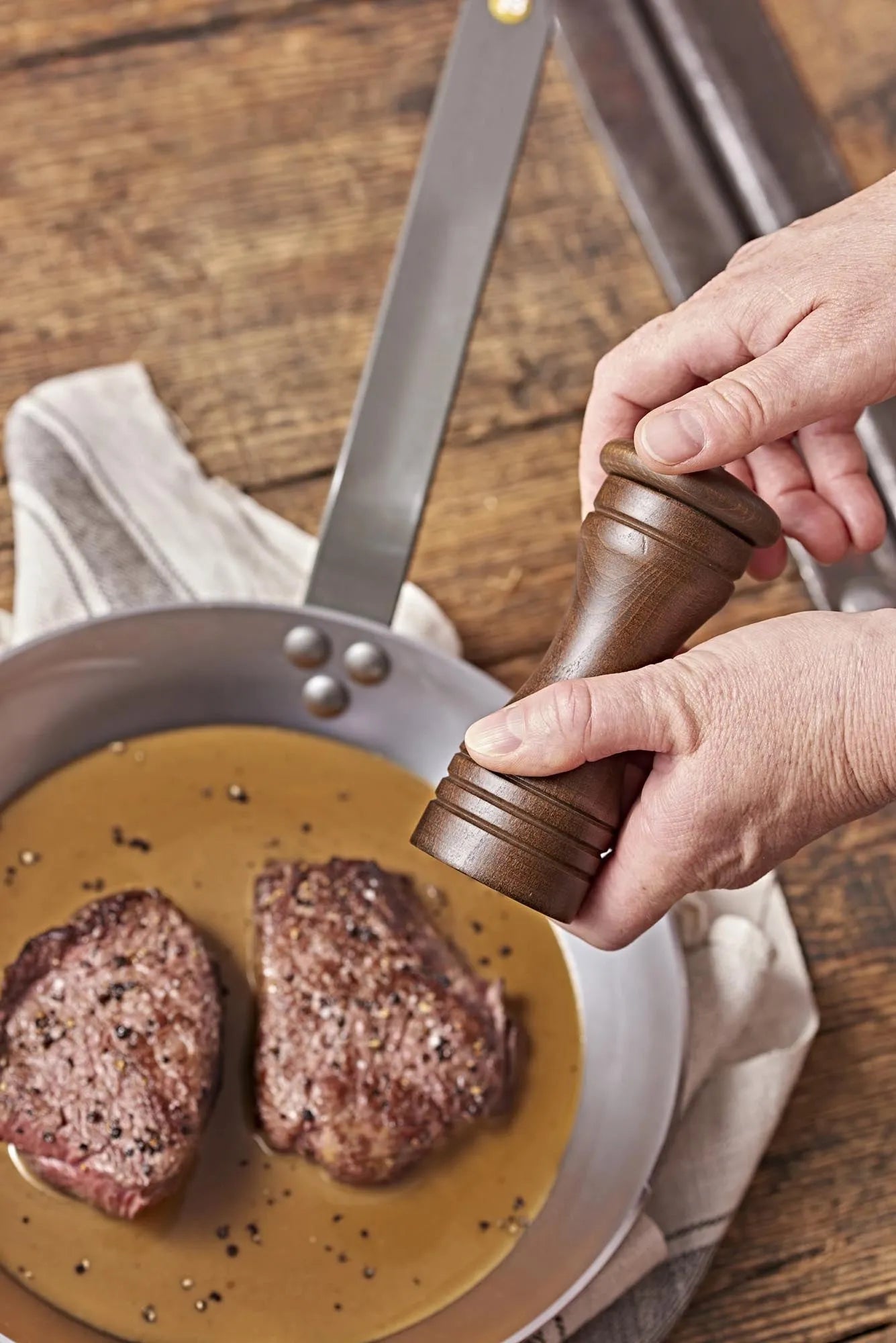 Hochwertiges Steak-Set: Mineral B Pfanne, Spatel & Mühle, Ø26cm.