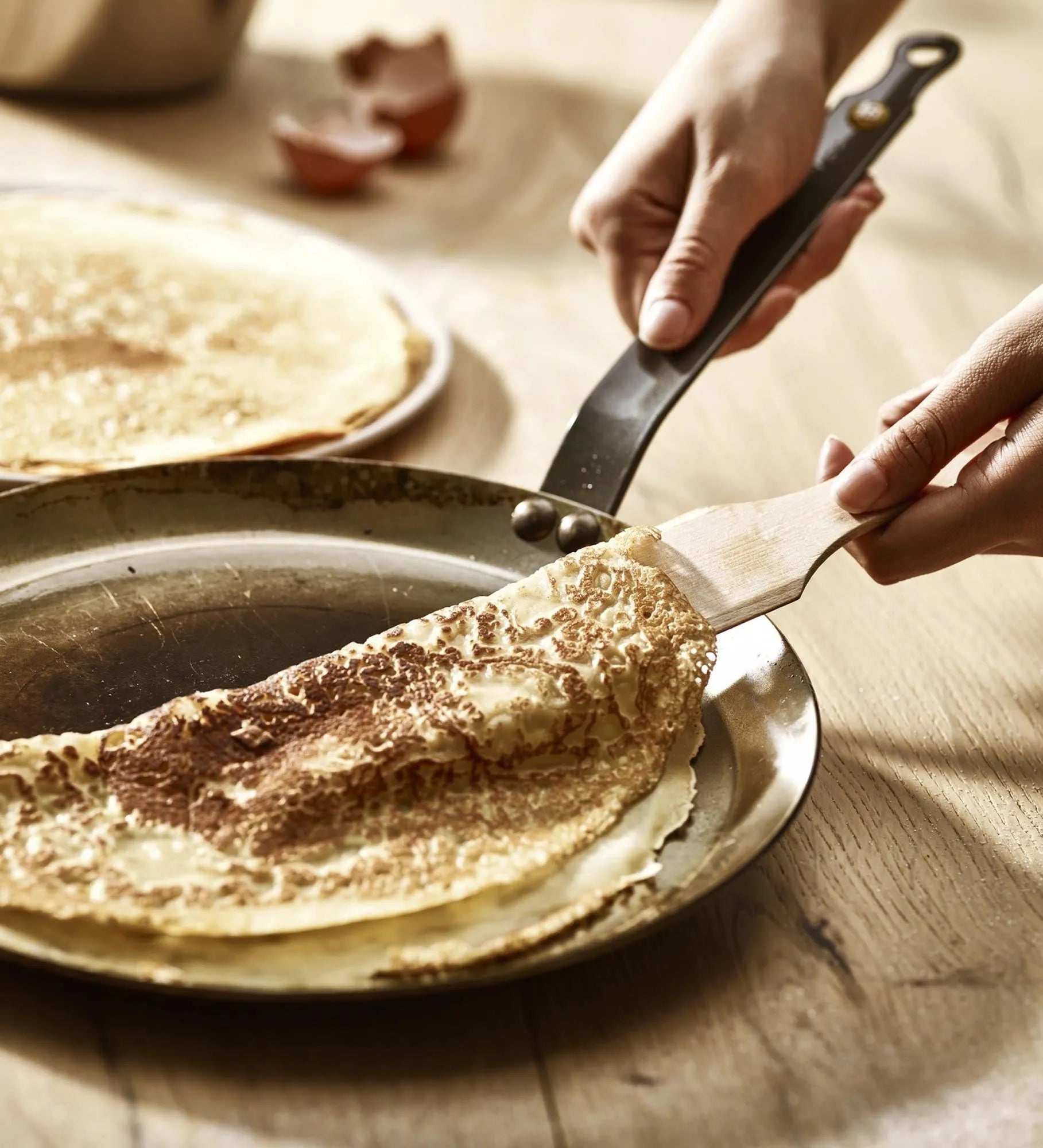 Eisenpfanne Ø 26cm von de Buyer für perfekte Crêpes auf Induktion.