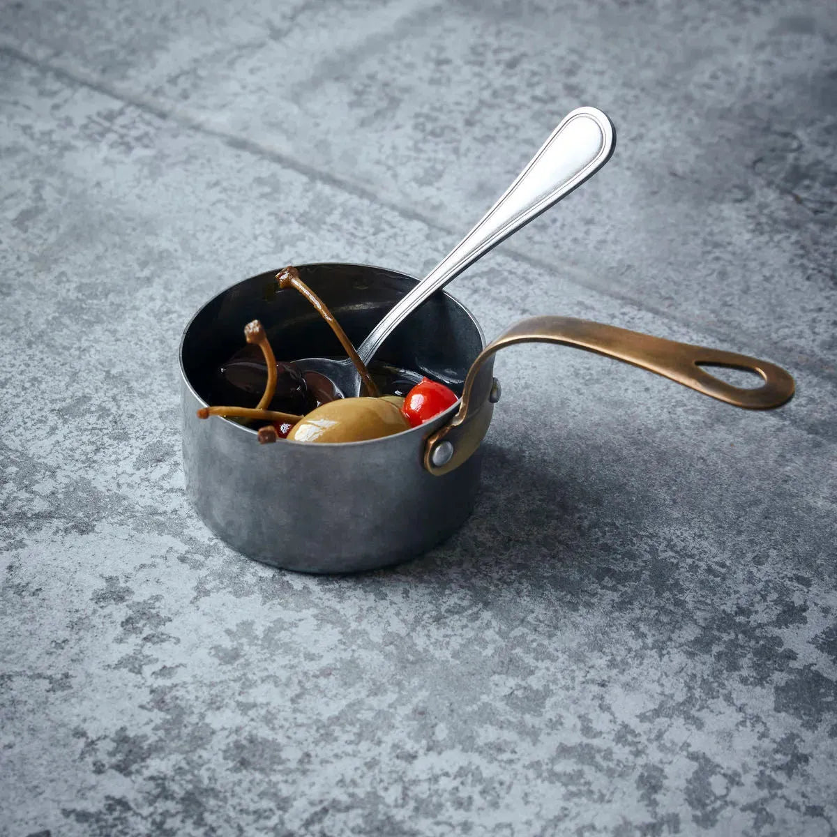 Eleganter Mini-Stieltopf in Silber für stilvolles Kochen von Nicolas Vahé.