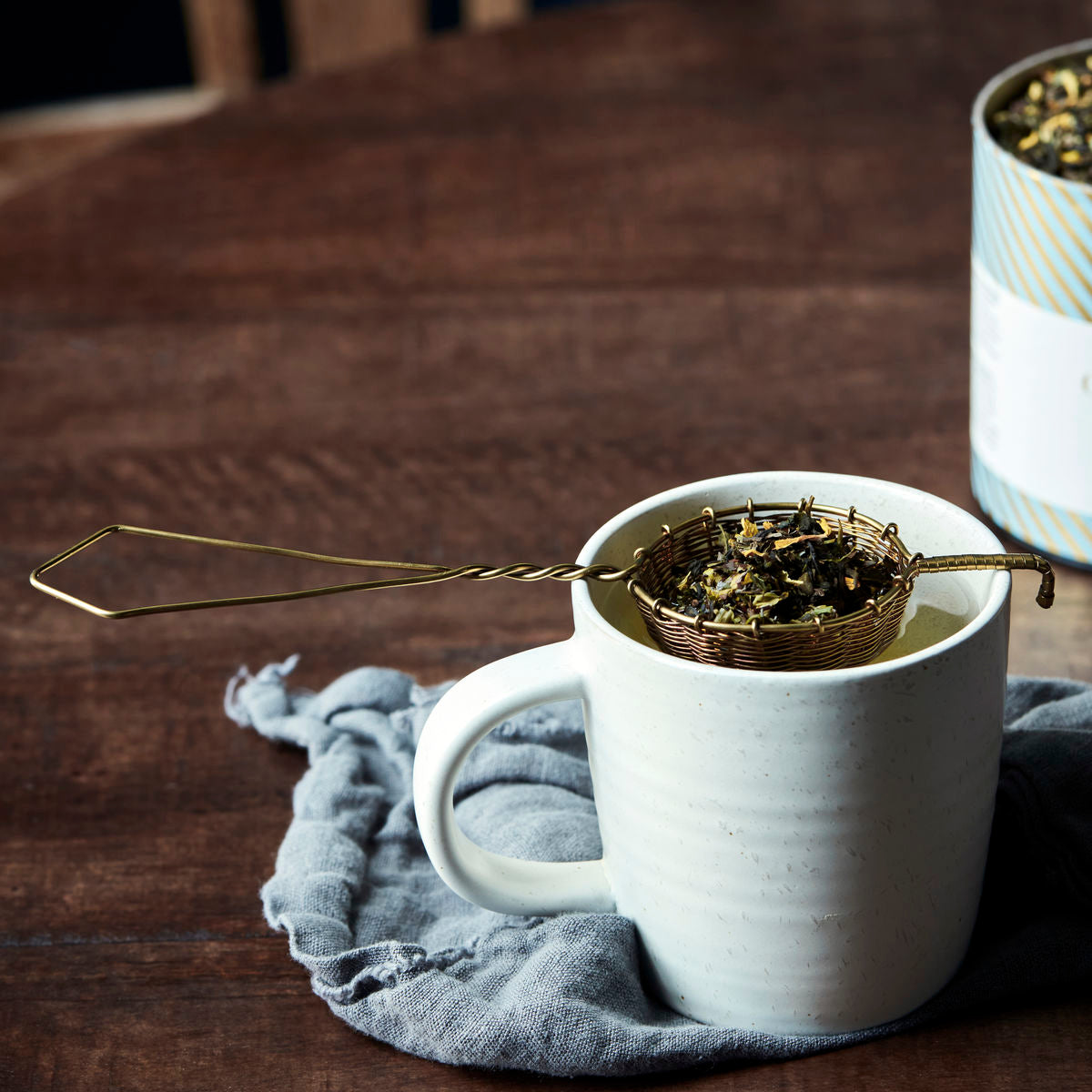 Tea strainer, NVPresentation, Gold in Weiss präsentiert im Onlineshop von KAQTU Design AG. Küchenhelfer ist von Nicolas Vahé