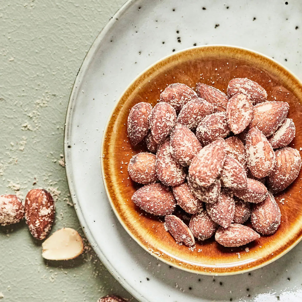 Smoked almonds, roasted & Salzed in  präsentiert im Onlineshop von KAQTU Design AG. Lebensmittel ist von Nicolas Vahé