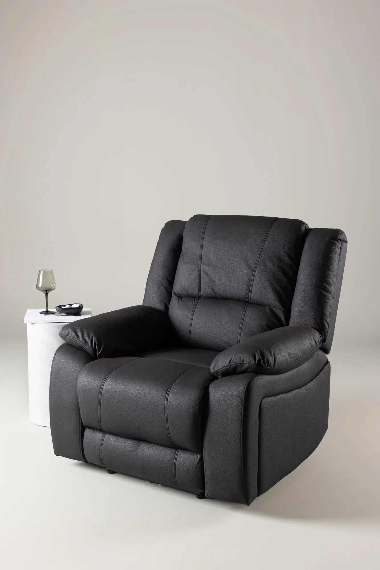 Eleganter Singapore Armchair von Venture Home für zeitlose Eleganz.