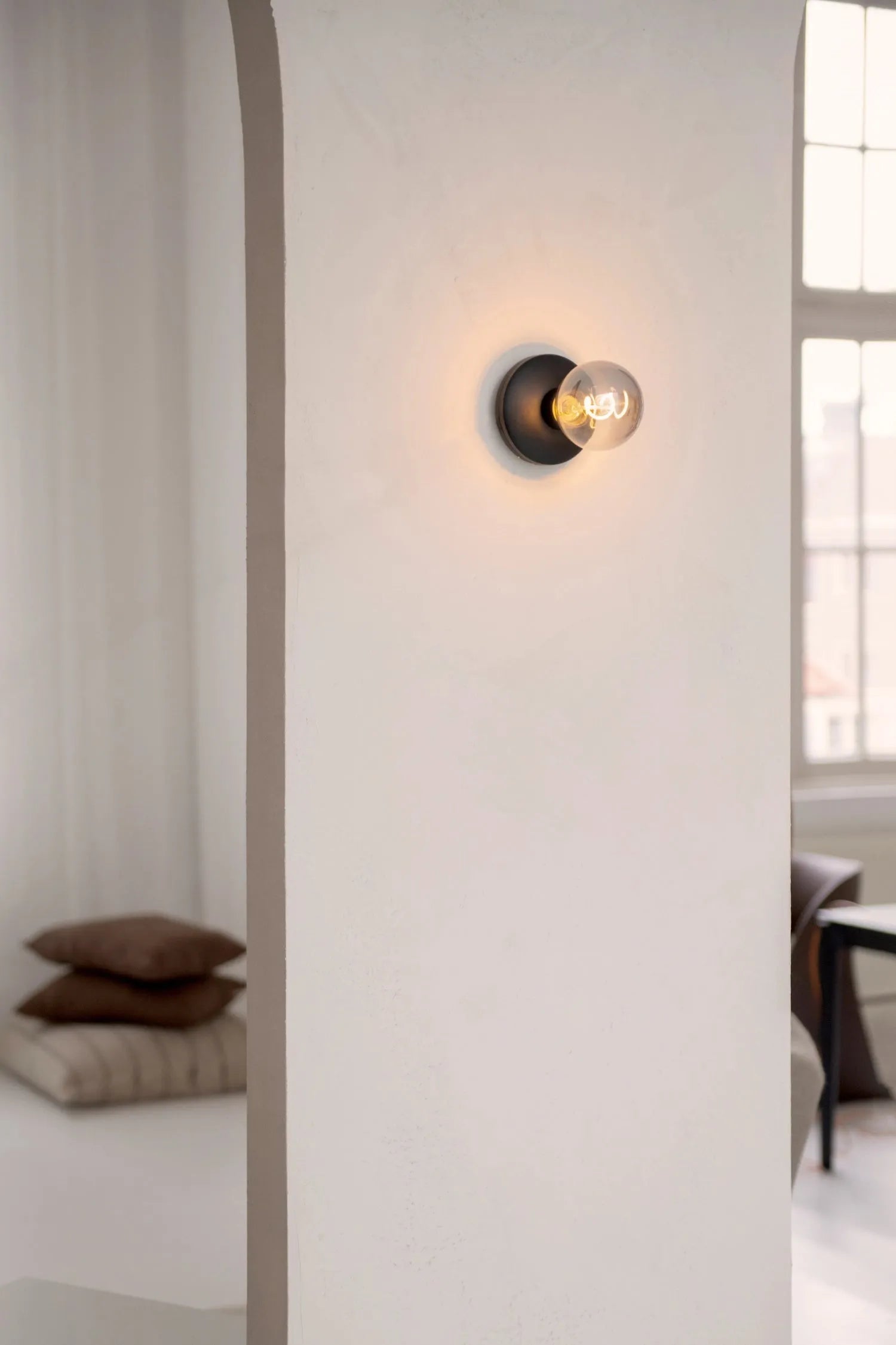 Humble Bee Wandlicht: Stilvolles Design mit schwarzem Rauchglas.