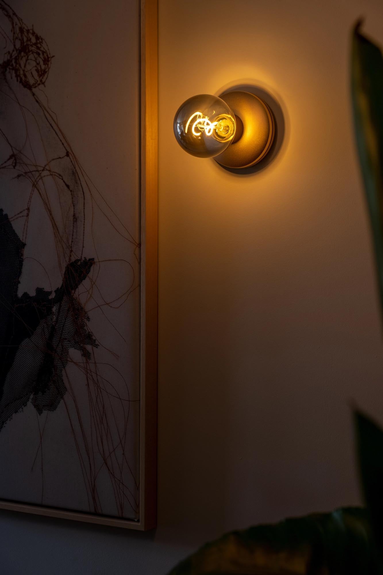 Humble Bee wall light rose gold smoked in Gold/Smoked präsentiert im Onlineshop von KAQTU Design AG. Tischleuchte ist von Humble Light