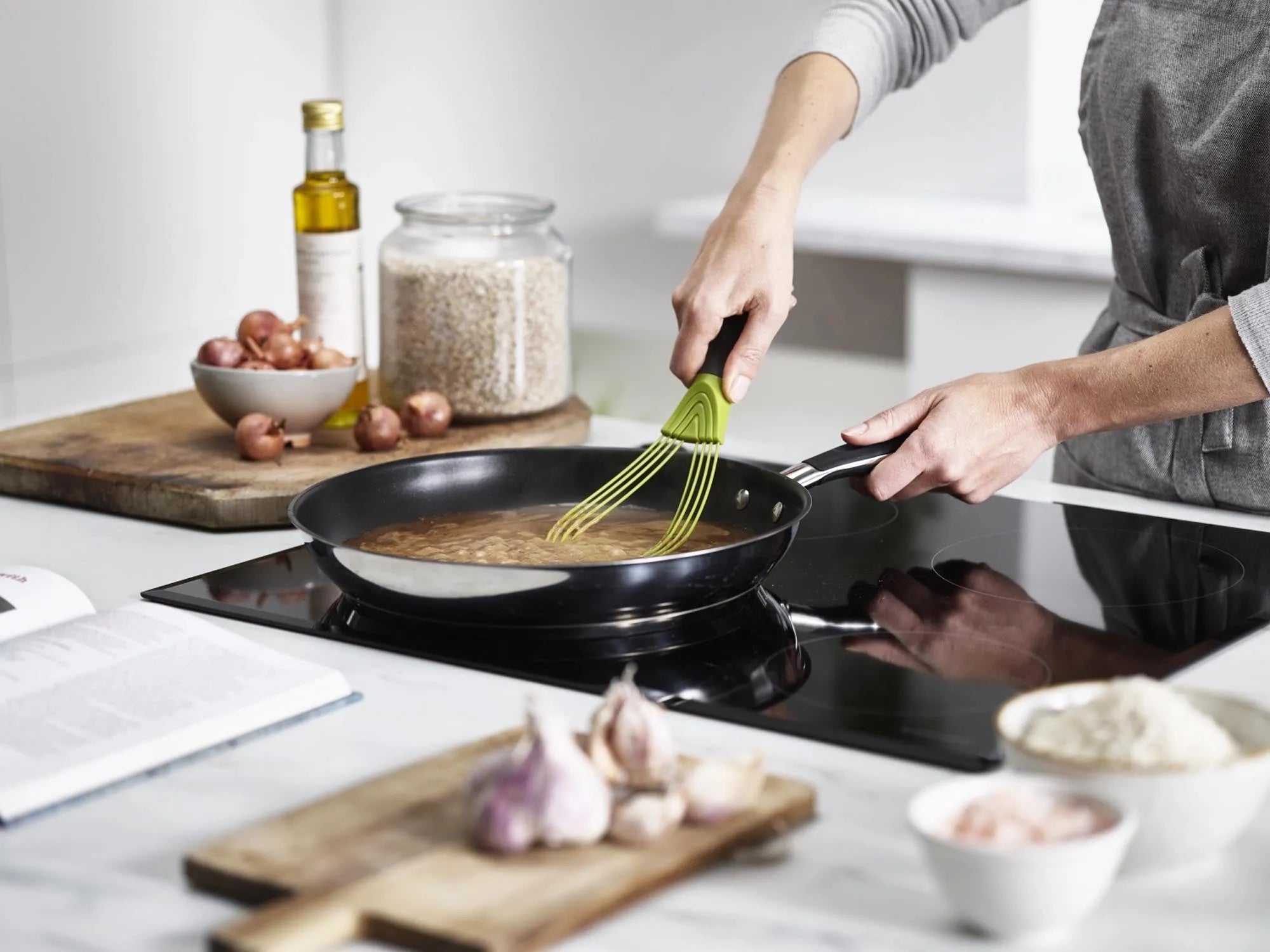 Flexibler Joseph Joseph Schneebesen für platzsparendes Kochen.