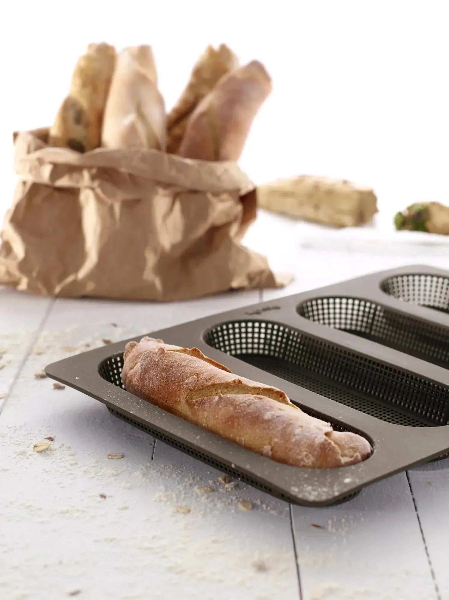 Brotbackform Baguette mini, 4er,perforiert, braun, 29x20cm in Braun präsentiert im Onlineshop von KAQTU Design AG. Backen ist von Lékué