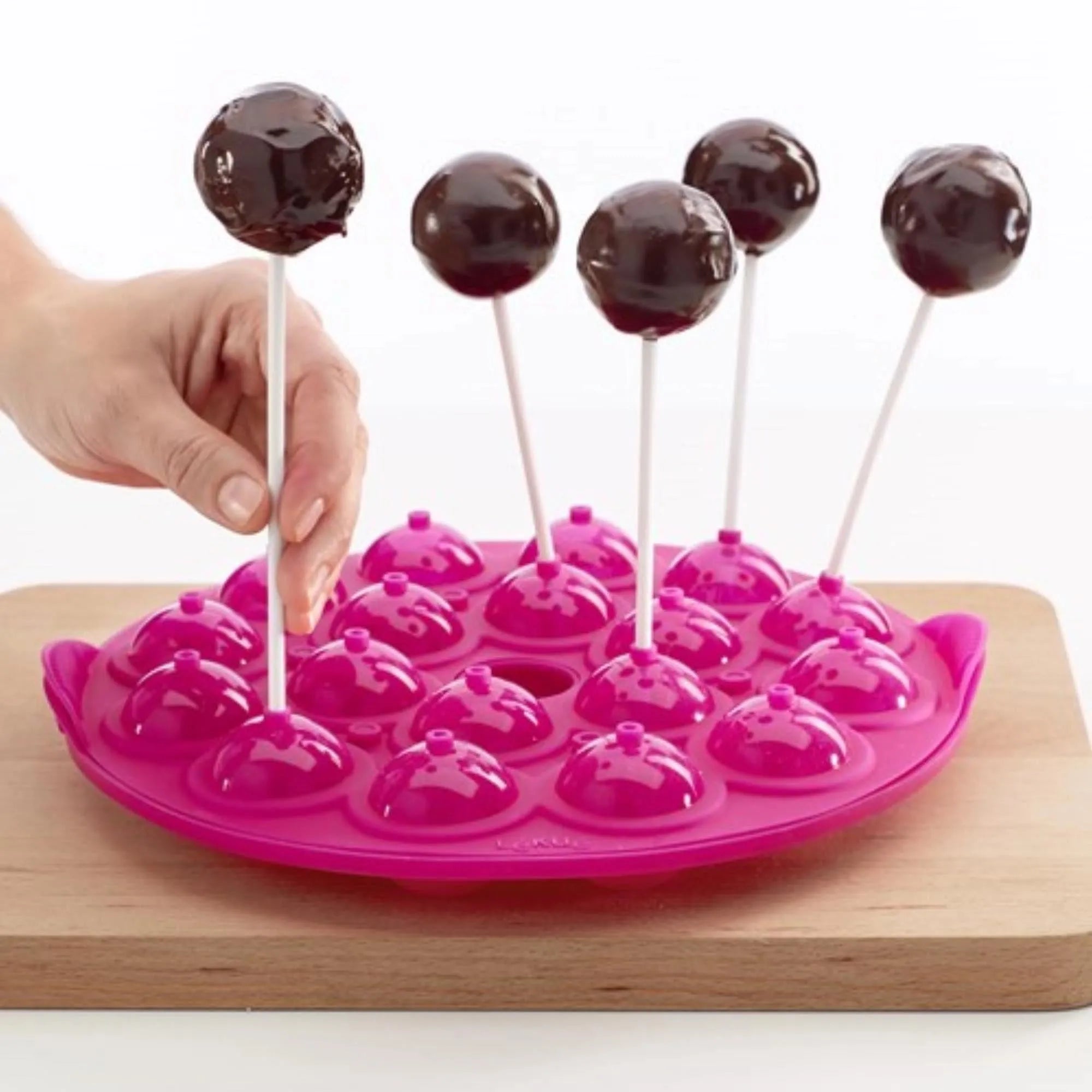 Backform Pop Cakes für 18 Stk. pink, Ø25 cm mit 20 Sticks in Pink präsentiert im Onlineshop von KAQTU Design AG. Backen ist von Lékué