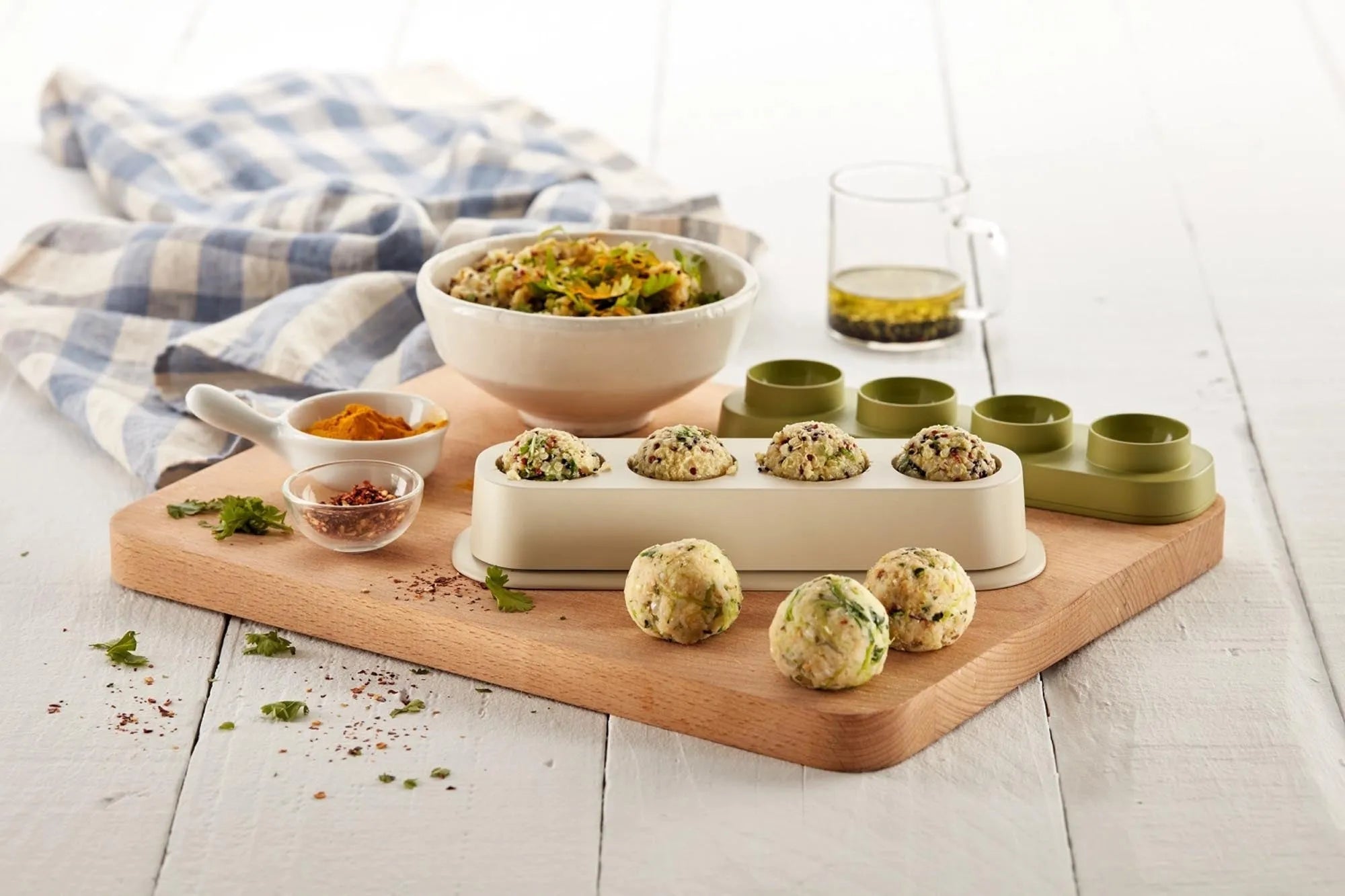 Veggie Balls Set in Grün/Grau präsentiert im Onlineshop von KAQTU Design AG. Backen ist von Lékué