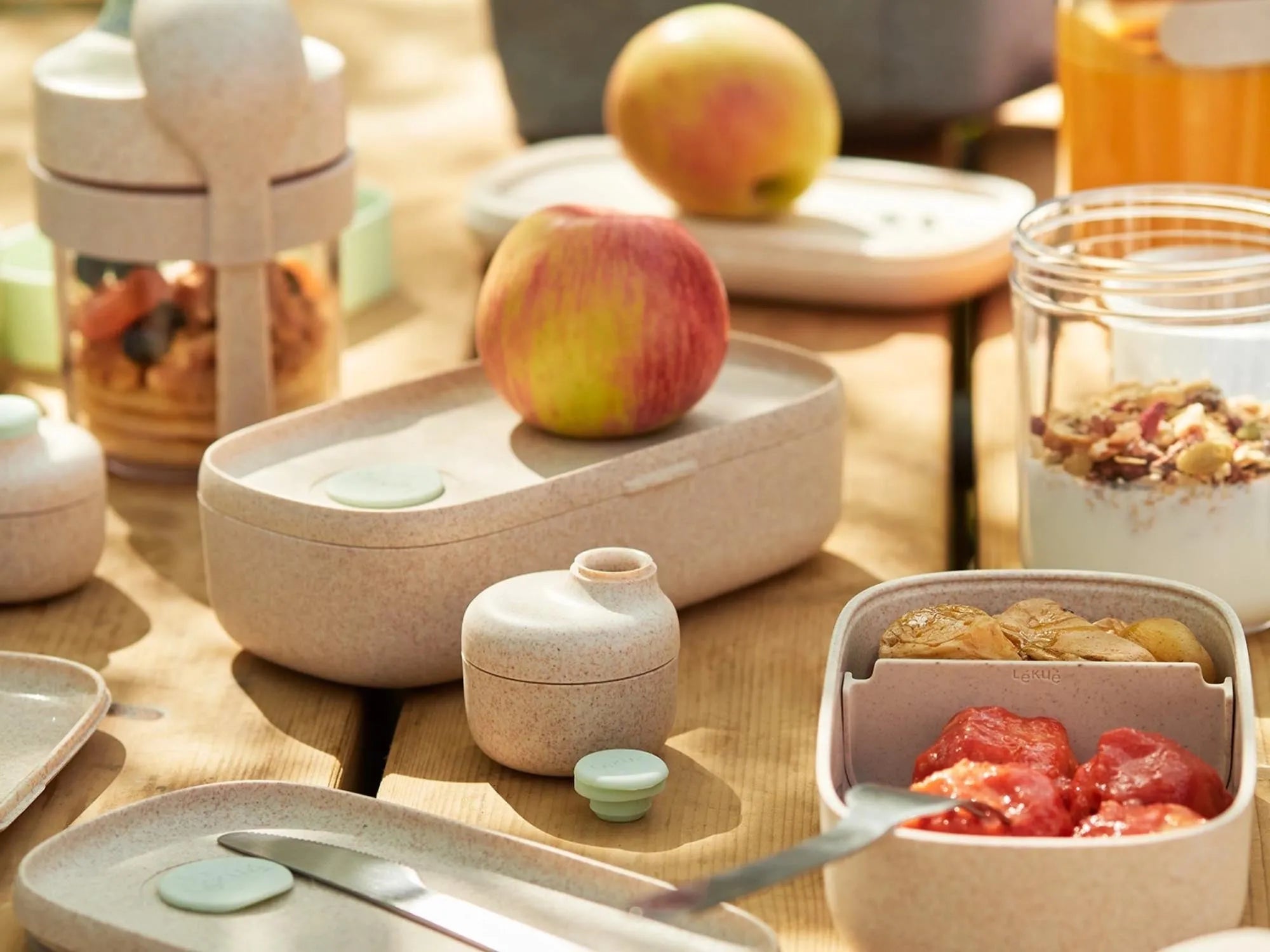 LunchBox Accesories Saucenbecher Organic, 50ml in Beige präsentiert im Onlineshop von KAQTU Design AG. Aufbewahrungsbehälter ist von Lékué