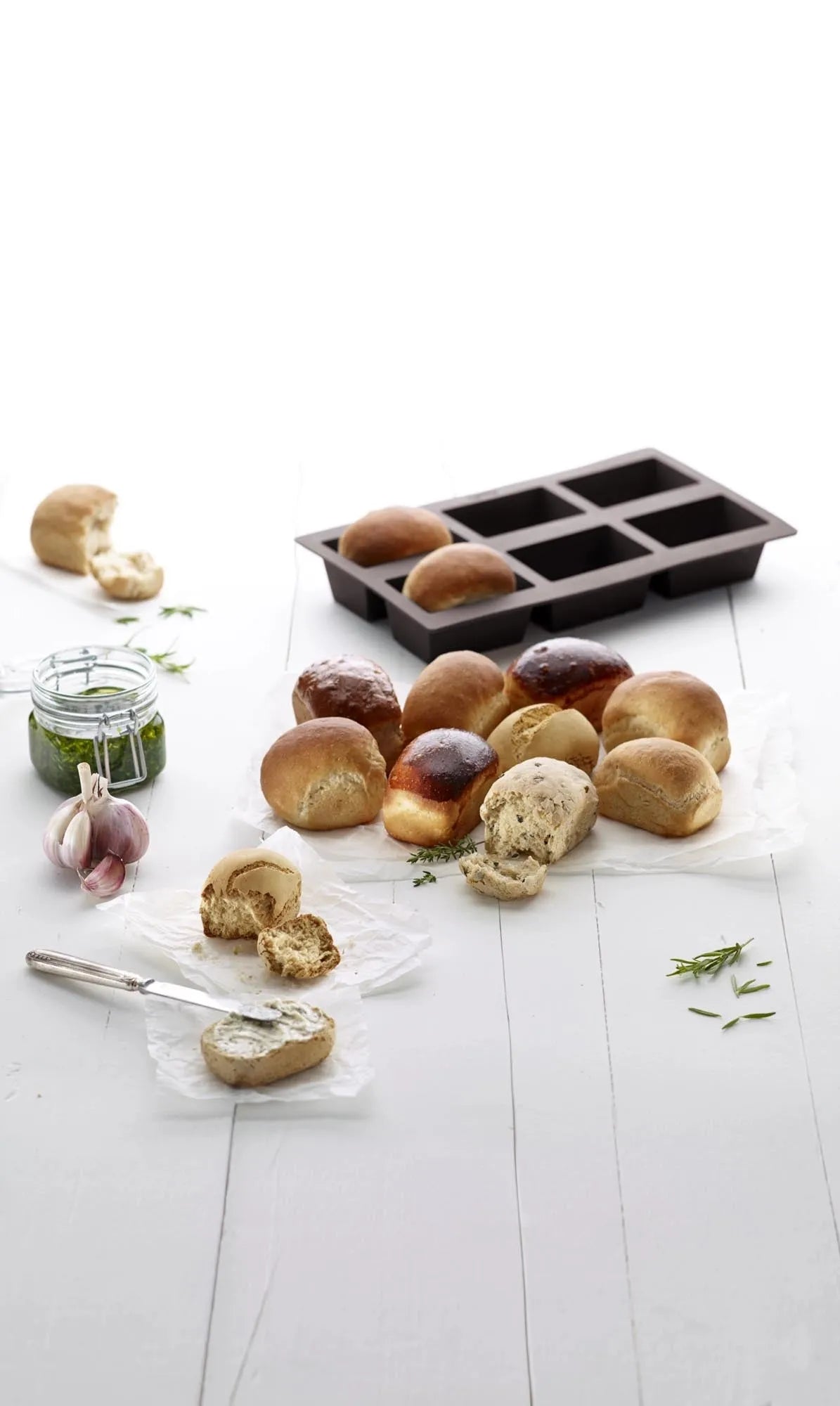 Brotbackform 6er, braun in Braun präsentiert im Onlineshop von KAQTU Design AG. Backen ist von Lékué