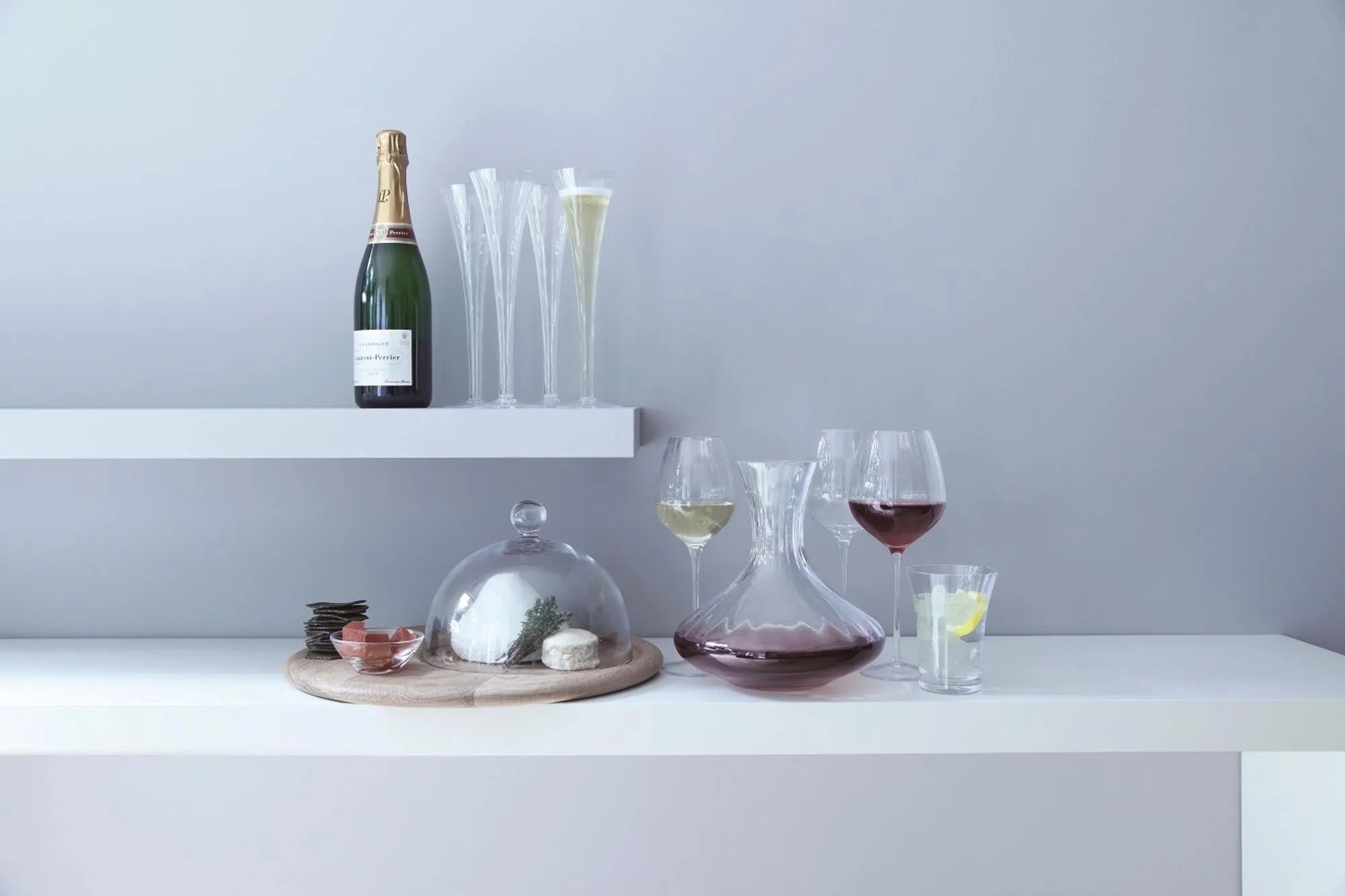 Aurelia Karaffe 1.8L von LSA: Elegante Glasdesign für stilvolle Anlässe.