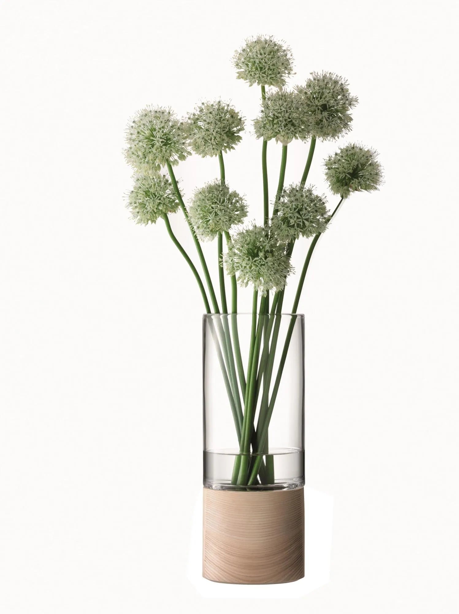 Lotta Vase H36cm aus Esche: Zeitloses Design für hohe Blumen.