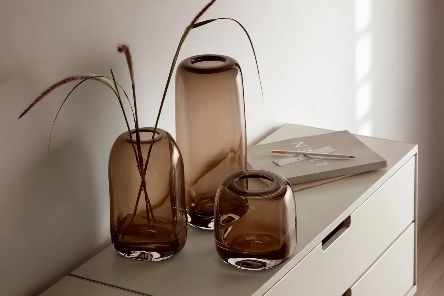 Elegante LSA Melt Vase H15cm in Braun für zeitgemäße Wohnräume.