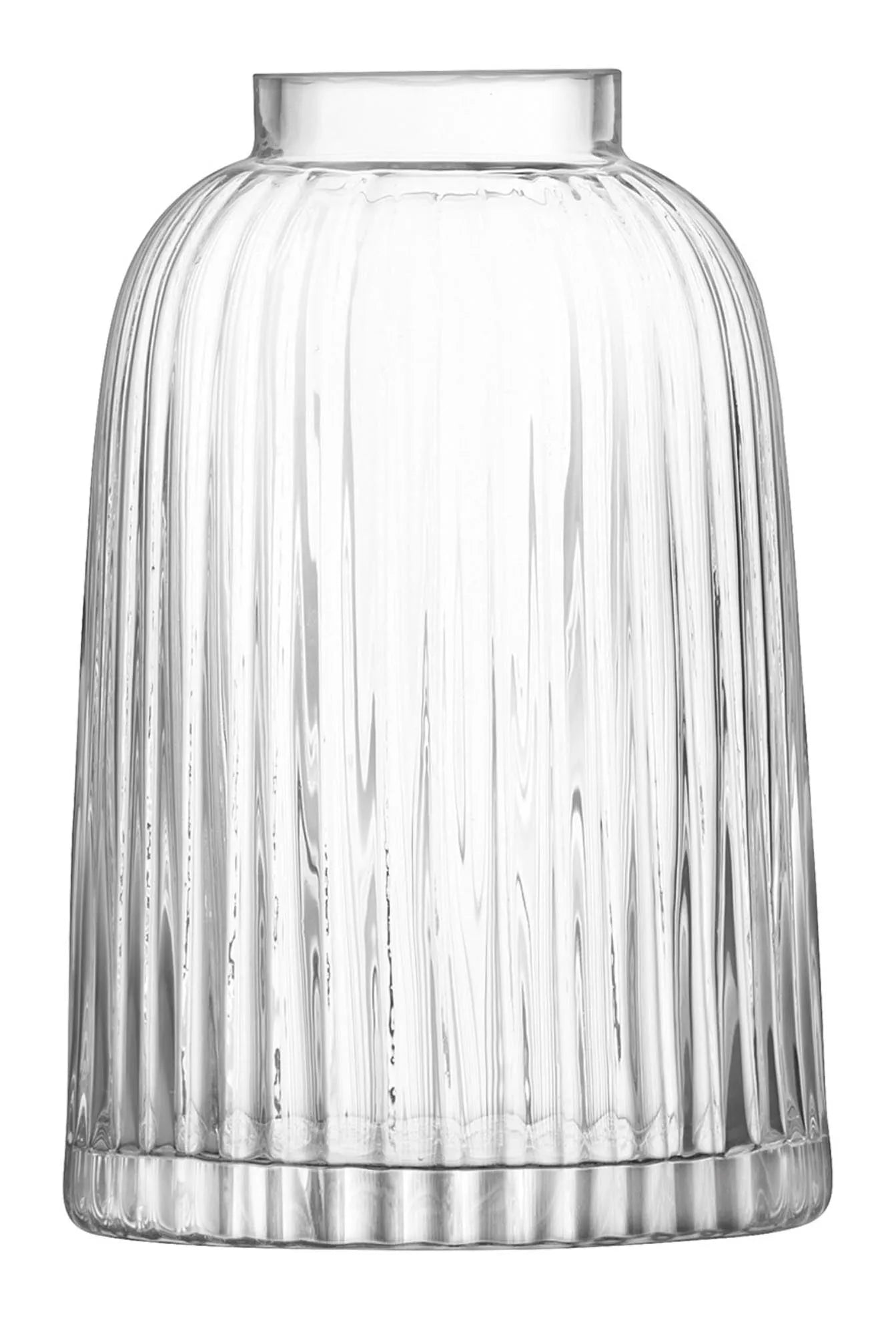 Die Pleat Vase H20cm von LSA: Mundgeblasenes, klares Glas mit dynamischen Falten, zeitlose Eleganz für Blumen und Dekor.