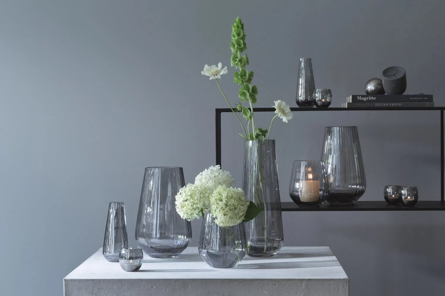 Zinc Vase von LSA: Modernes Design trifft auf zarte Lichtspiele.