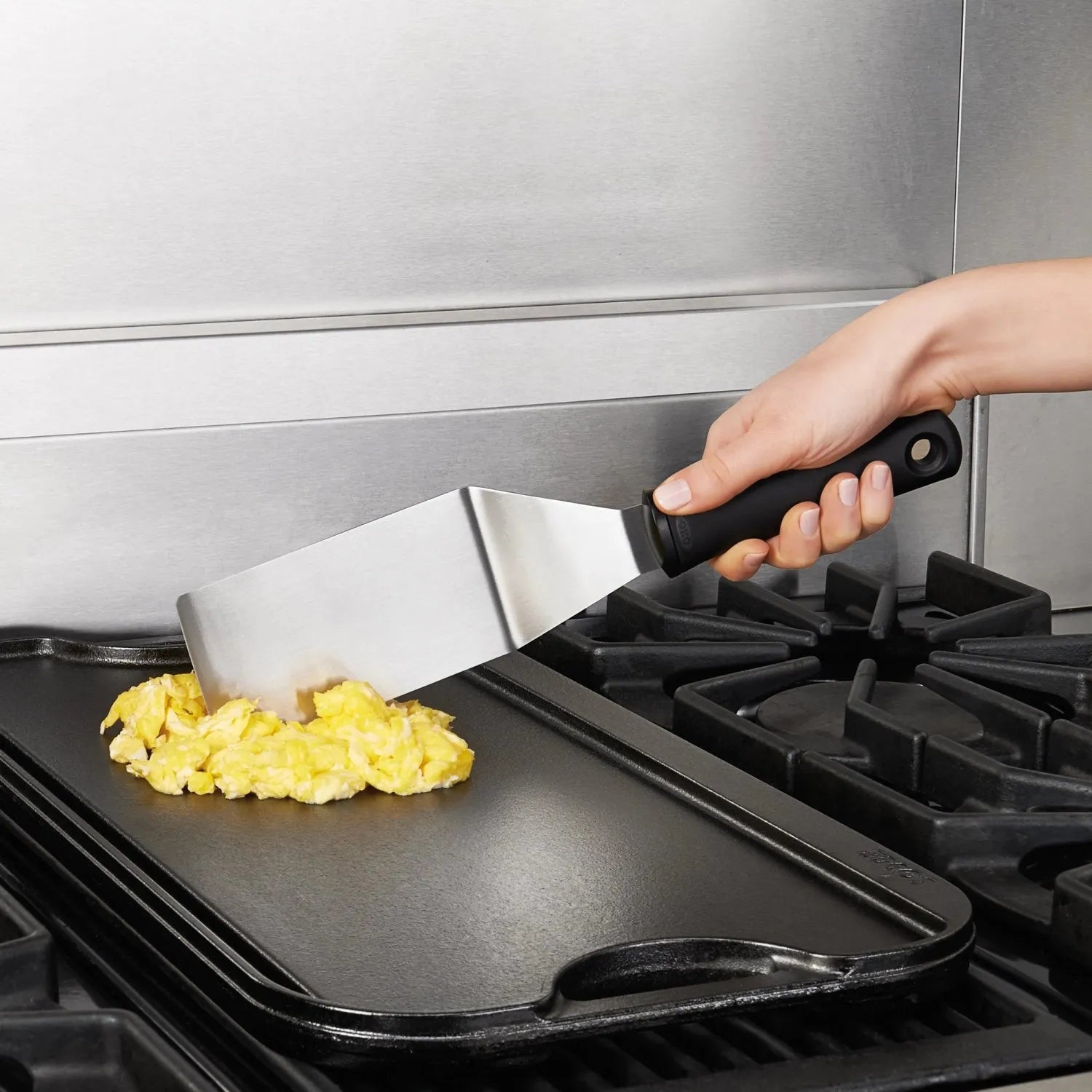 OXO Plancha Grillwender: Perfekte Kontrolle mit Edelstahlgriff.