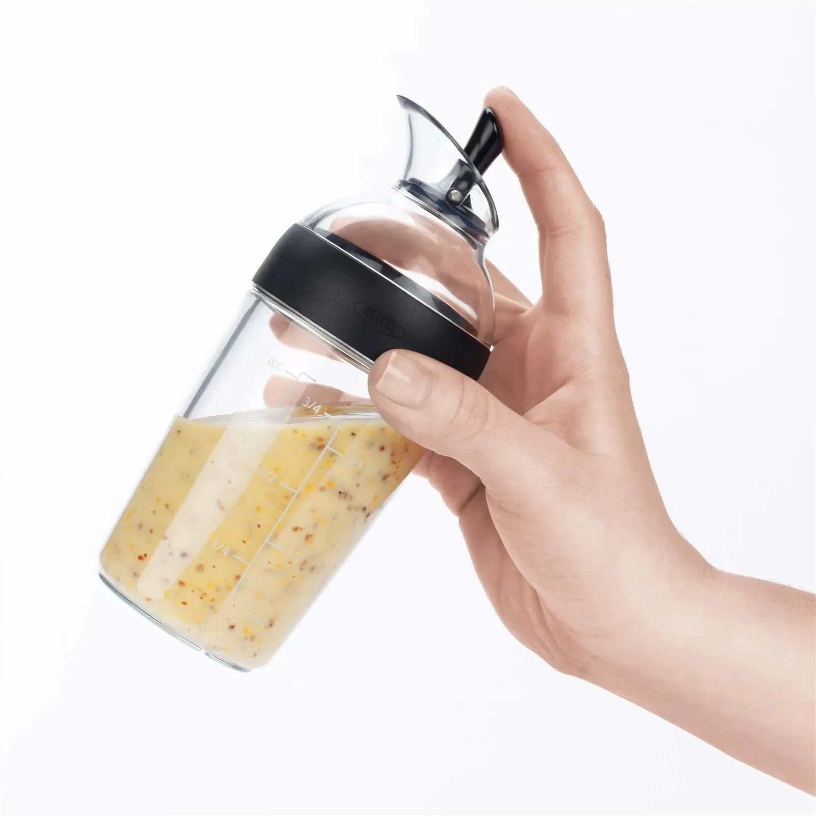 Kompakter OXO Shaker 240ml: Perfekt für frische Dressings.