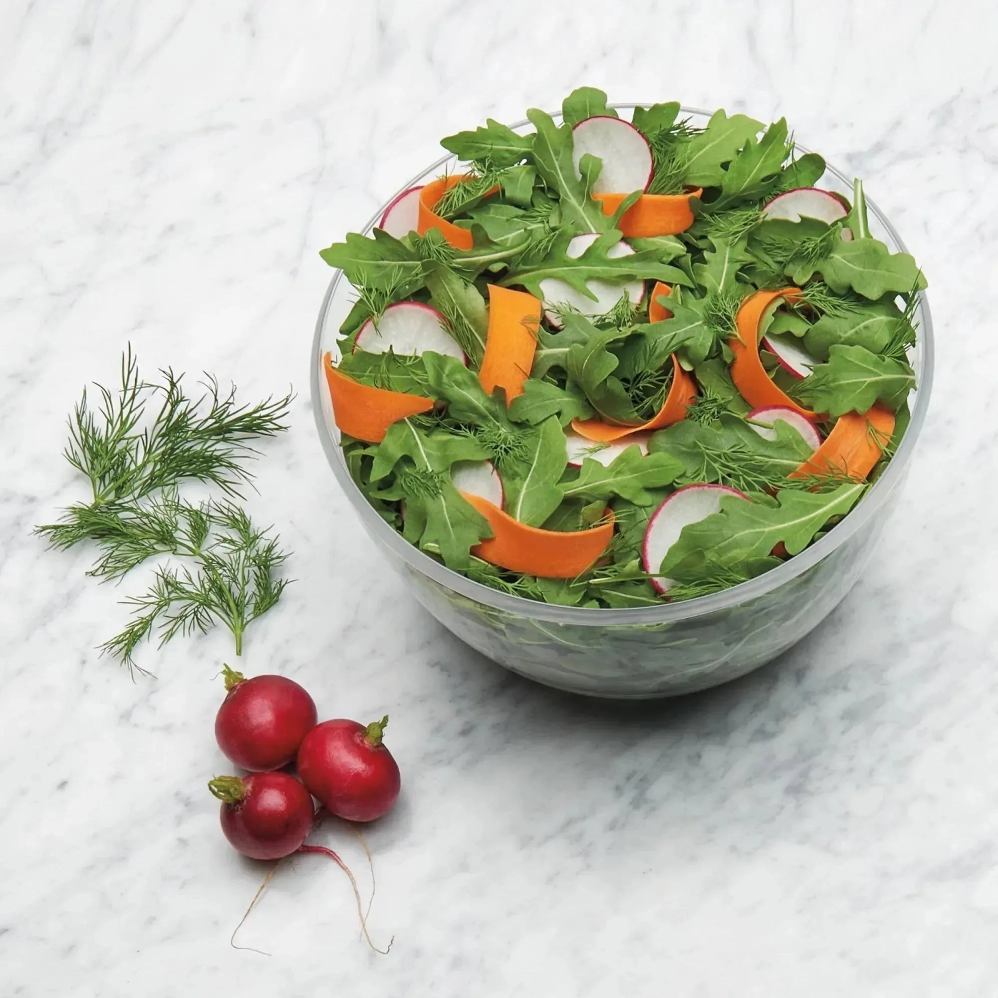 Kompakte OXO Salatschleuder: Perfekt für frische, knackige Salate.