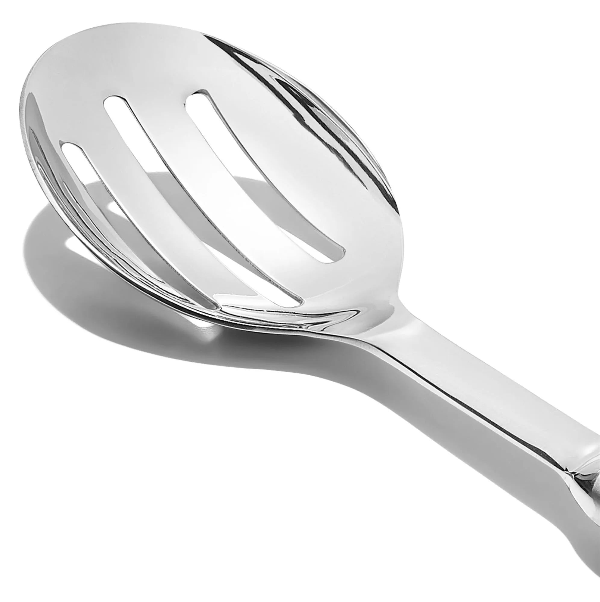 Eleganter OXO Servierlöffel mit Schlitzen, ideal für präzises Abtropfen.