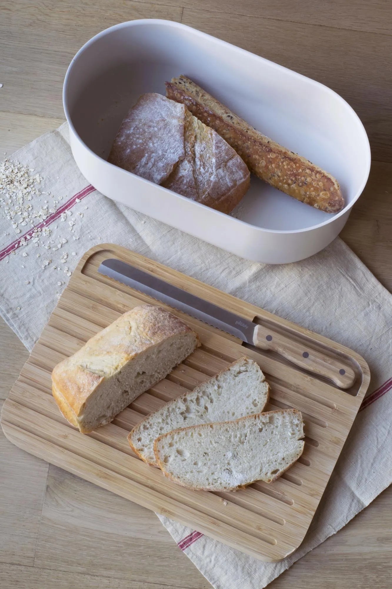 Pebbly Brotkasten-Set: Eleganz und Frische für Ihre Küche.