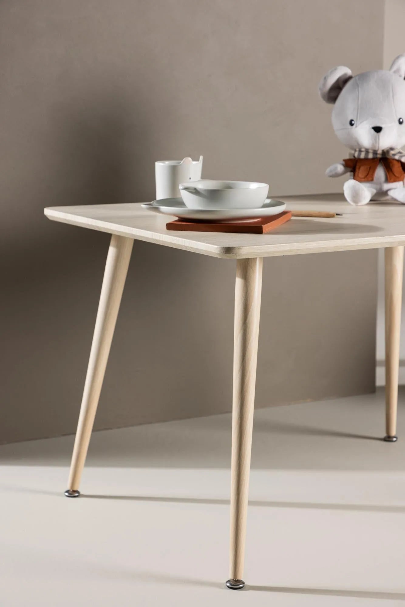 Polar Kindertisch in Tünchen präsentiert im Onlineshop von KAQTU Design AG. Esstisch ist von Venture Home