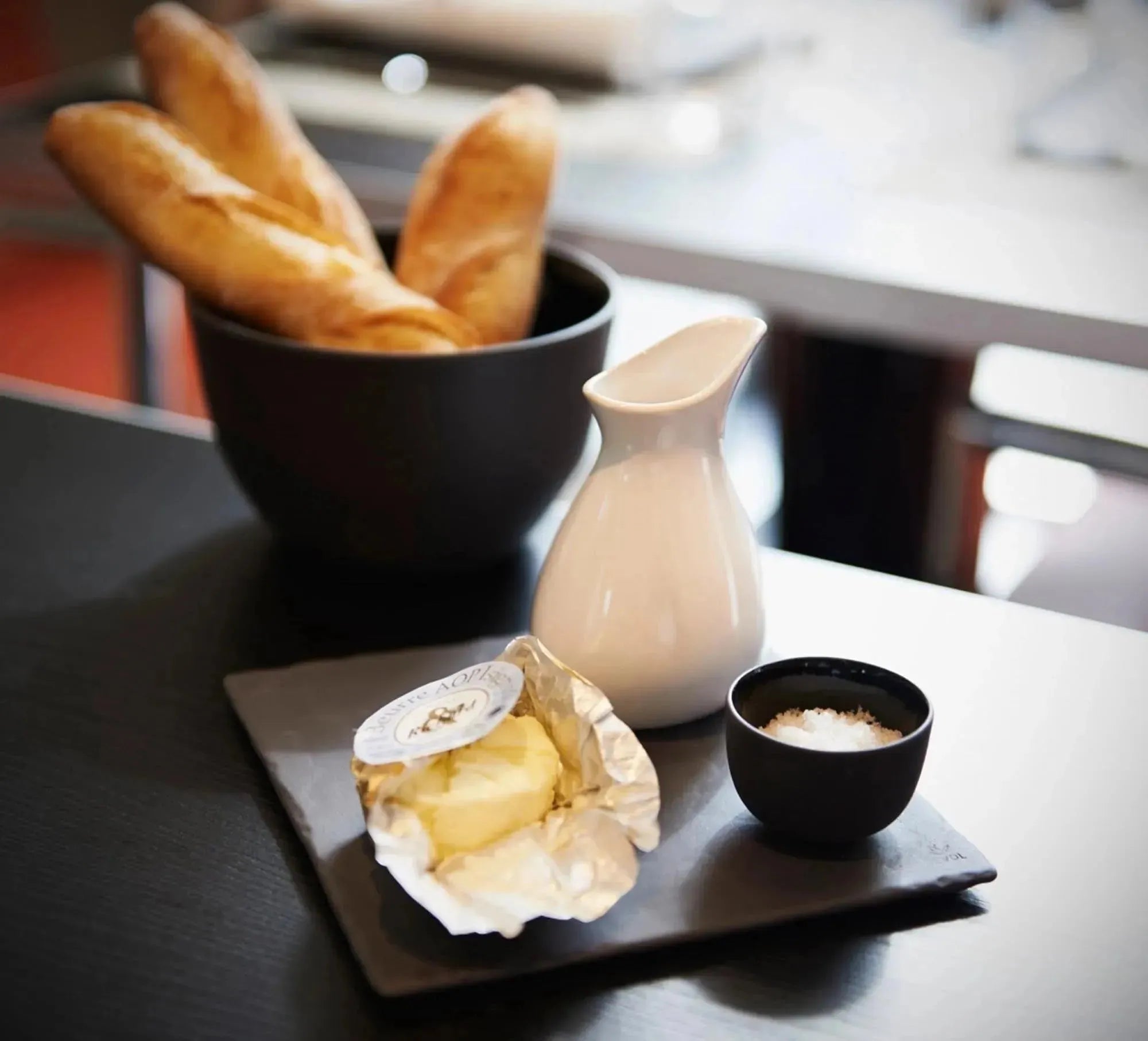 Elegante 5 cm Schale im Schiefer-Stil von Revol, aus robustem Porzellan, ideal für Snacks und Dips. Spülmaschinenfest.